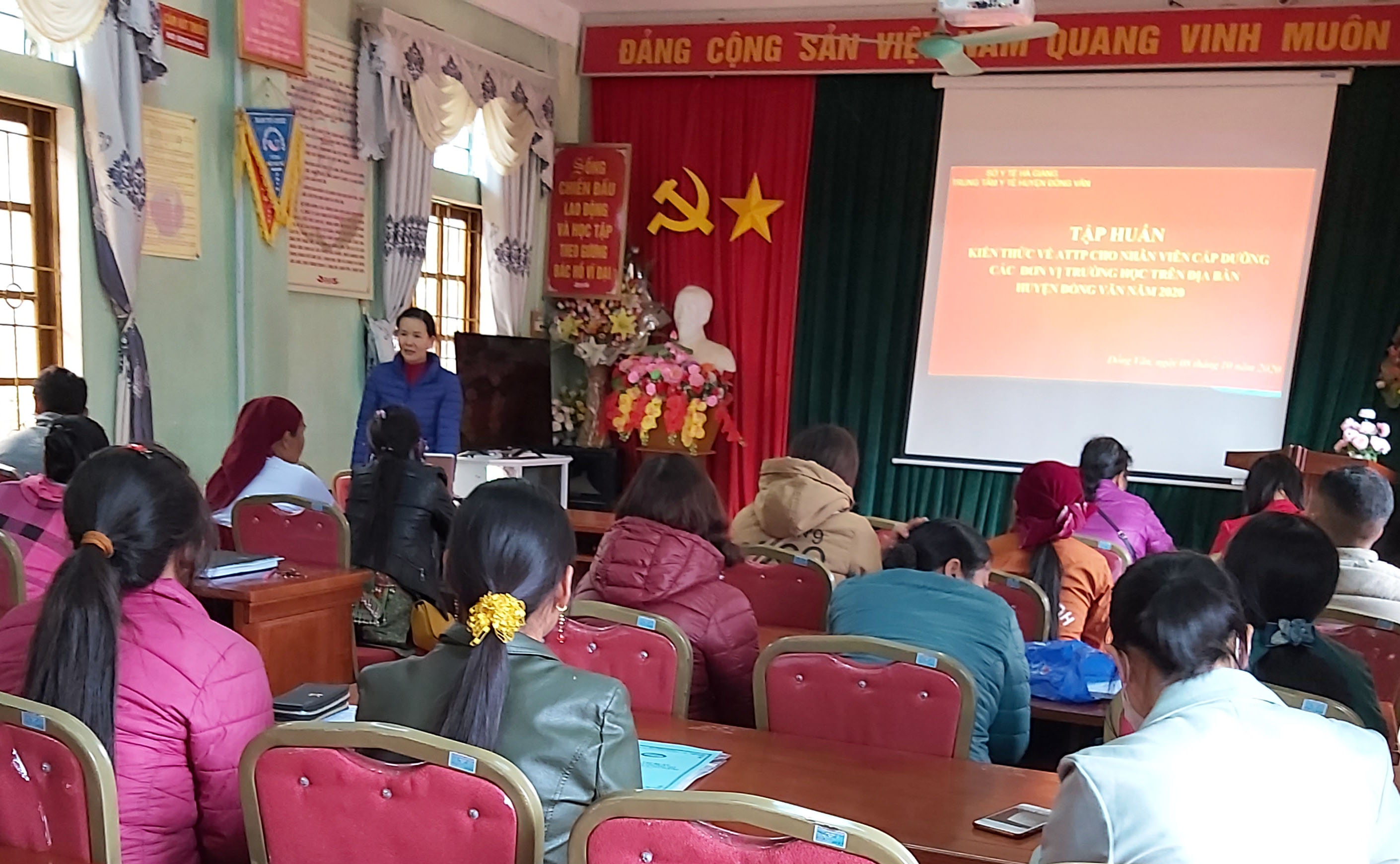 Giảng viên khoa ATTP & YTCC triển khai các nội dung của lớp tập huấn