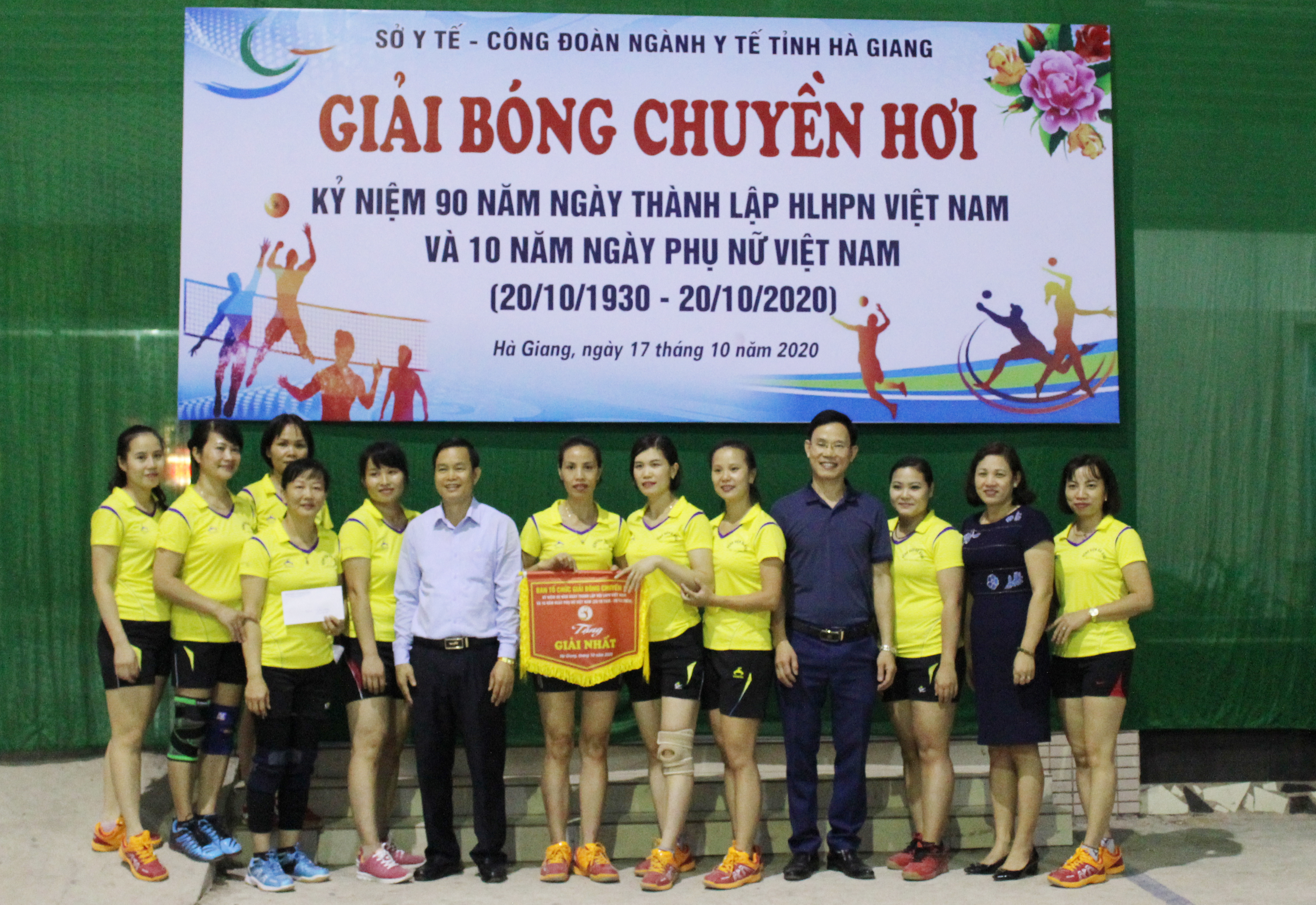 Đồng chí Nguyễn Đình Dích, Phó Giám đốc, Chủ tịch CĐN Y tế trao giải Nhất cho đội Bệnh viện đa khoa tỉnh