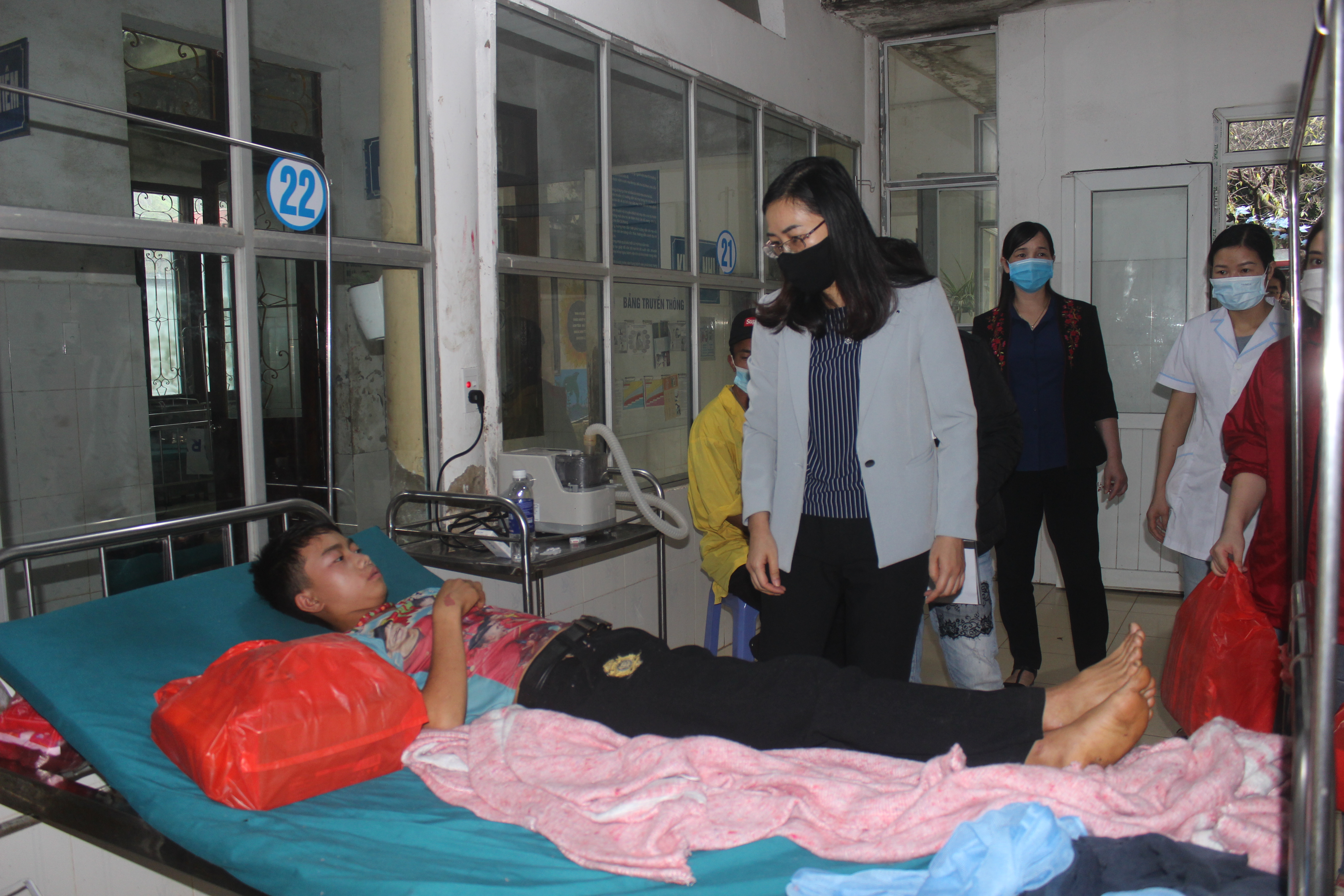 Đồng chí Mua Hồng Sinh, Phó Chủ tịch UBND huyện trao quà Trung thu cho các cháu thiếu nhi đang điều trị tại Bệnh viện đa khoa huyện