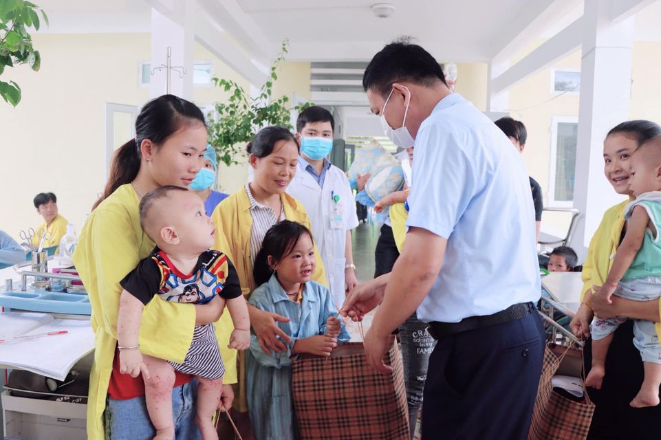 Đại diện lãnh đạo bệnh viện tặng quà cho bệnh nhi đang điều trị tại bệnh viện nhân dịp Tết Trung thu