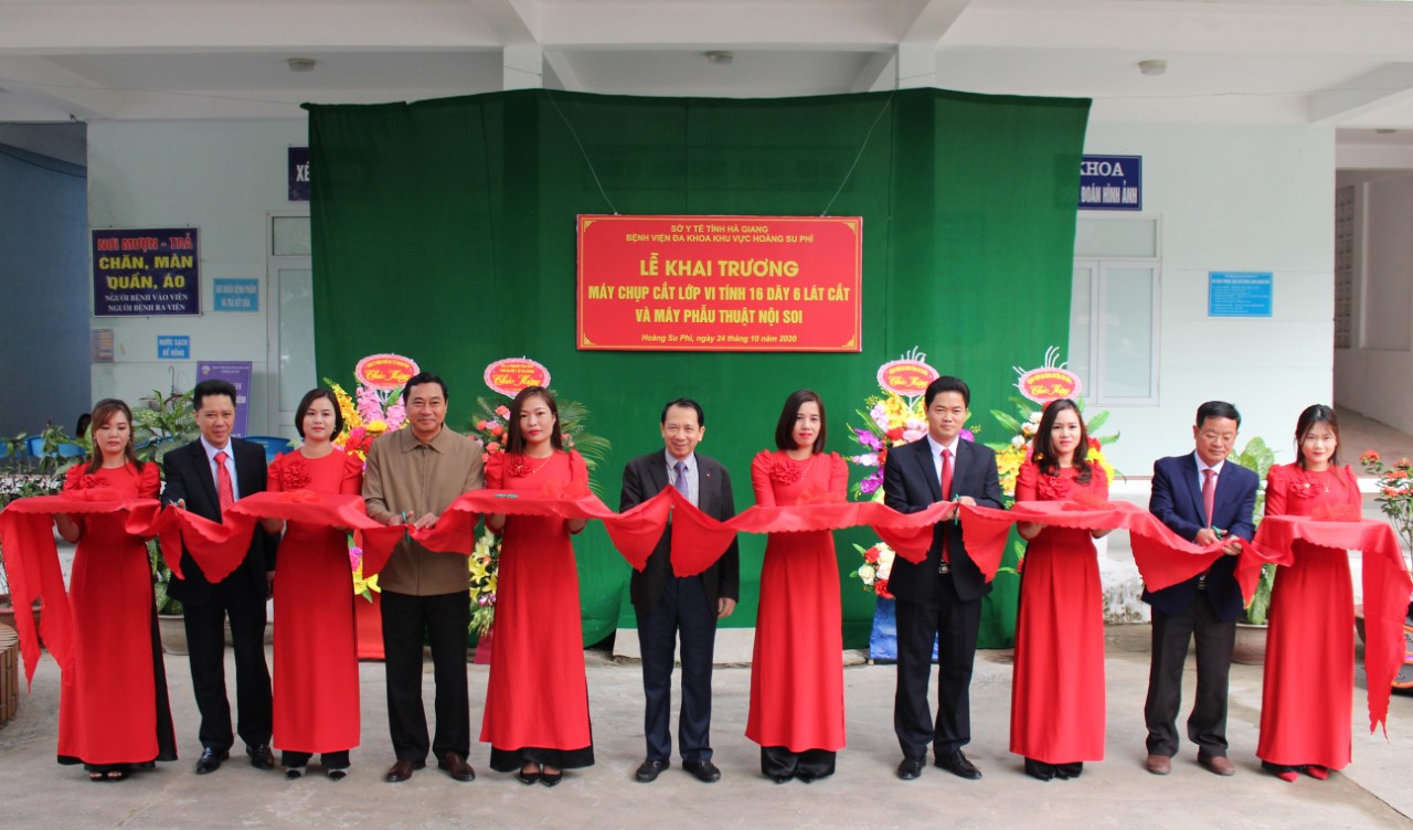 Đồng chí Trần Đức Quý, Phó Chủ tịch UBND tỉnh cắt băng khai trương hệ thống chụp cắt lớp vi tính và máy phẫu thuật nội soi.