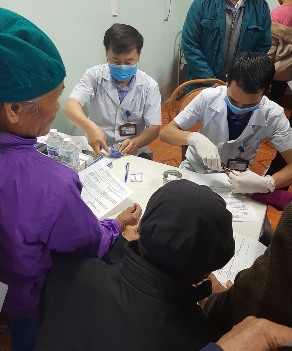 Khám sàng lọc bệnh đái tháo đường cho người dân tại xã Vố Điếm, huyện Bắc Quang