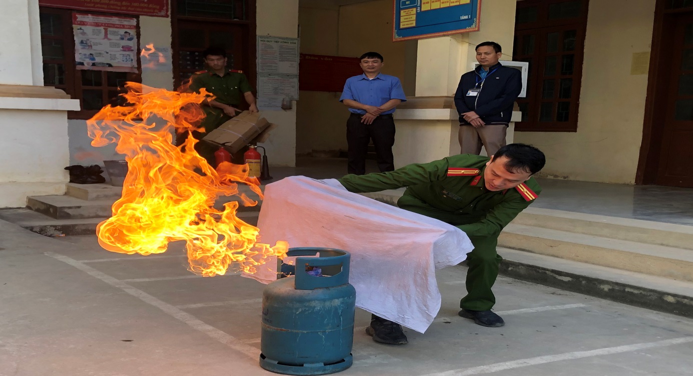 Cán bộ Phòng Cảnh sát PCCC&CNCH Công an tỉnh hướng dẫn 
cách xử lý khi bị cháy khí gas