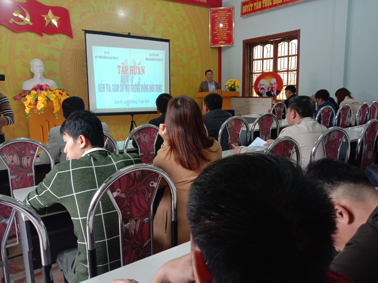 Giảng viên Trung tâm Kiểm soát bệnh tật tỉnh truyền đạt kiến thức tại lớp tập huấn