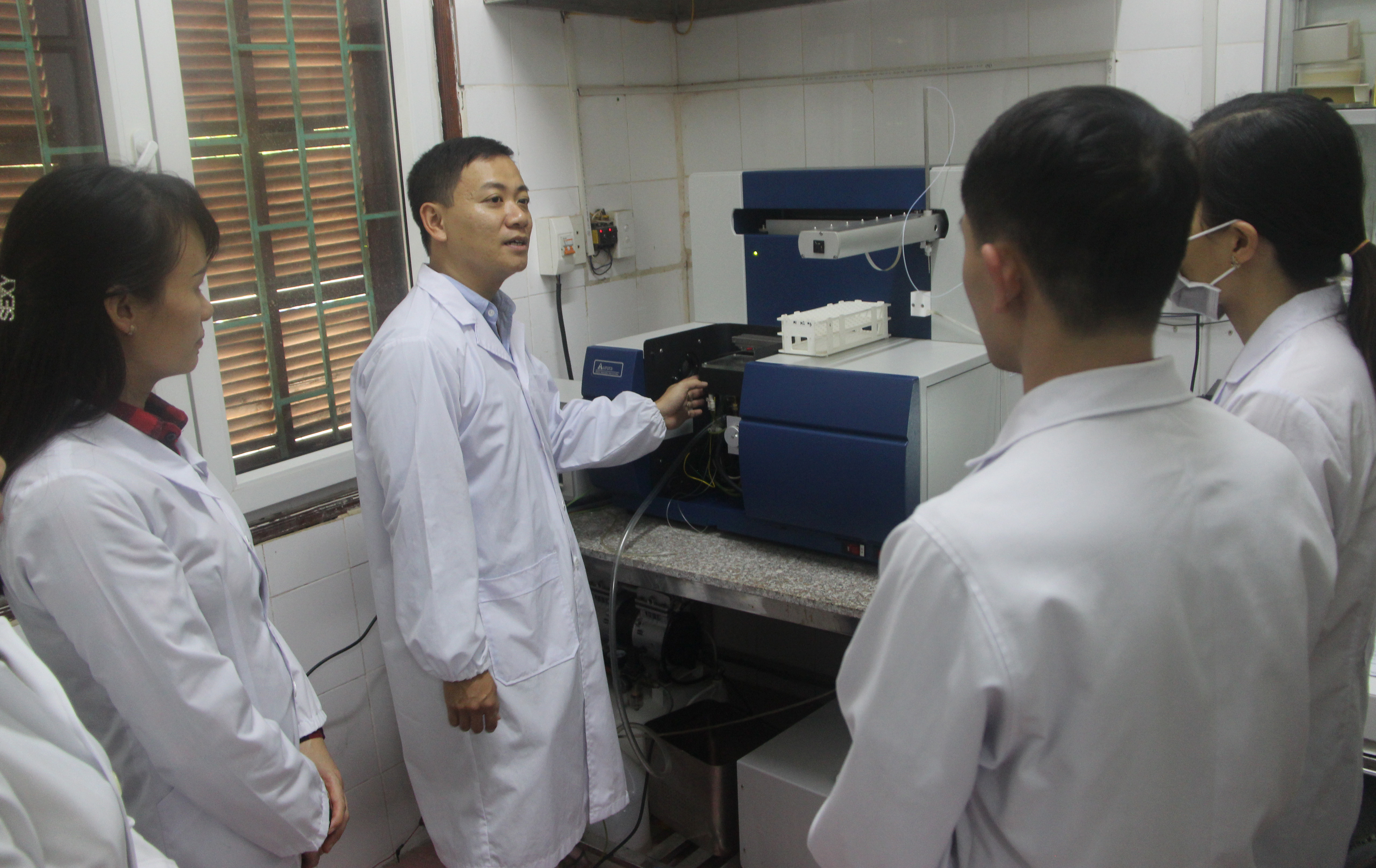 Giảng viên Viện Dinh dưỡng hướng dẫn thực hành tại phòng xét nghiệm