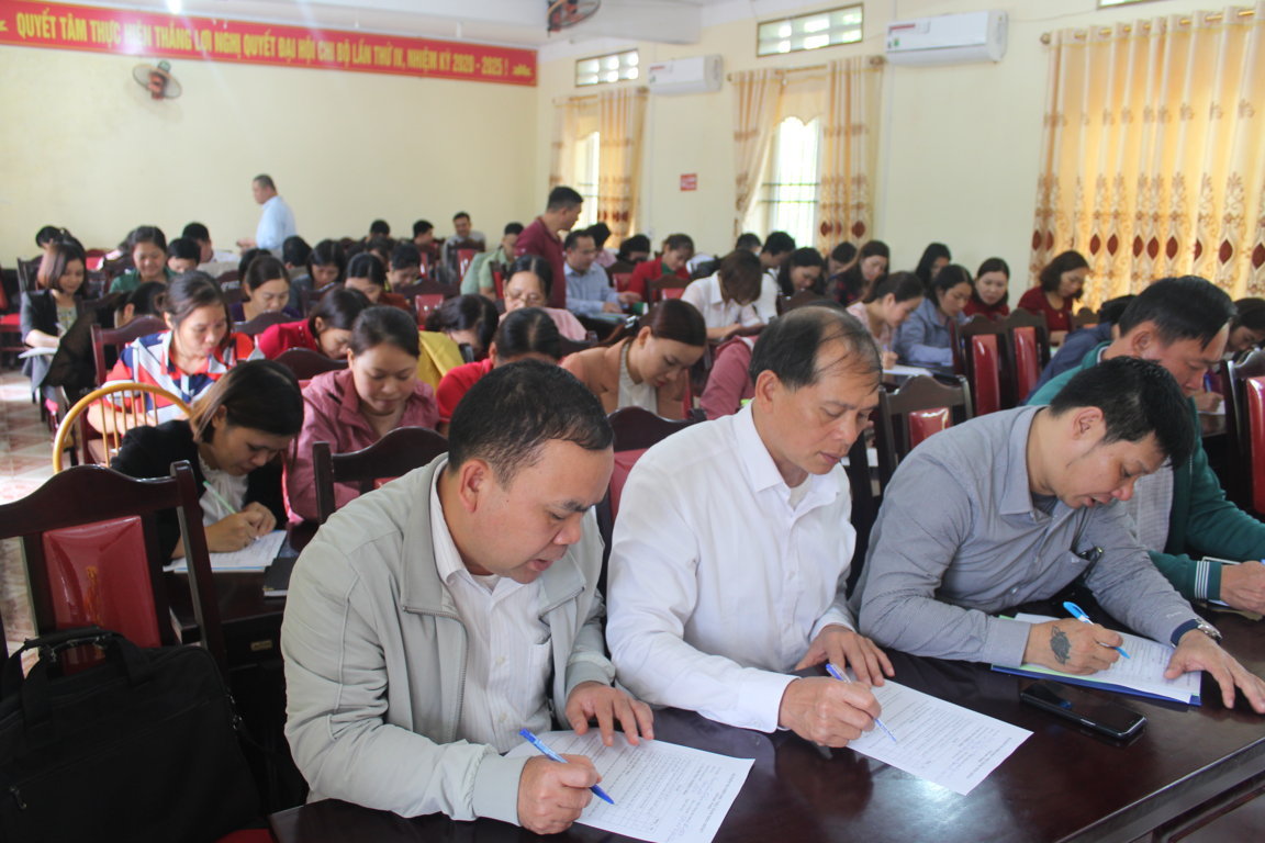 Các học viên làm bài kiểm tra kiến thức đầu ra