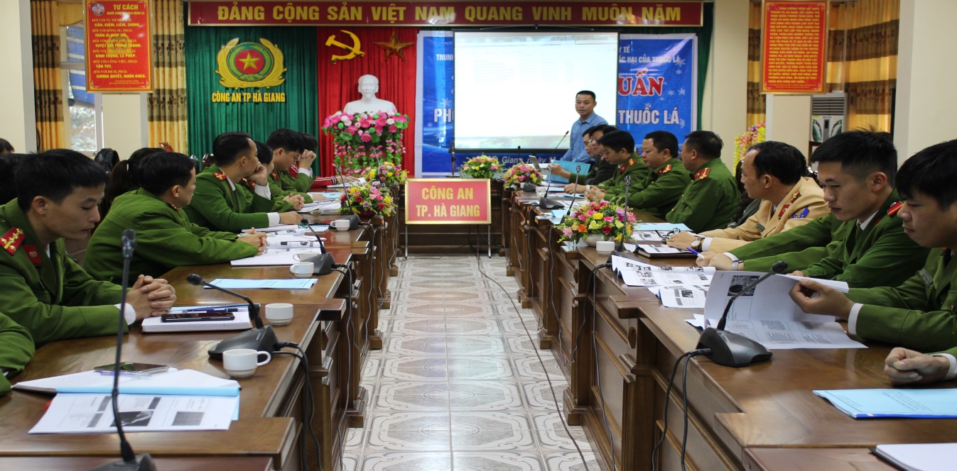 Giảng viên Trung tâm Kiểm soát bệnh tật trao đổi các nội dung tại lớp tập huấn