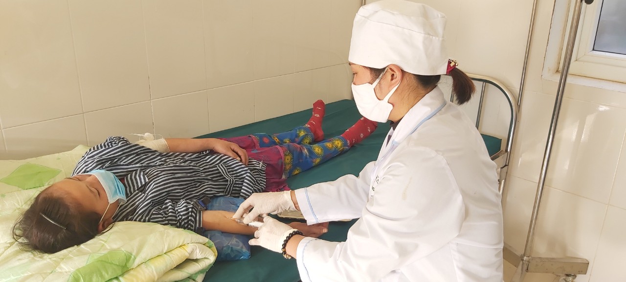 Người dân đến Phòng khám đa khoa khu vực Xín Cái khám chữa bệnh