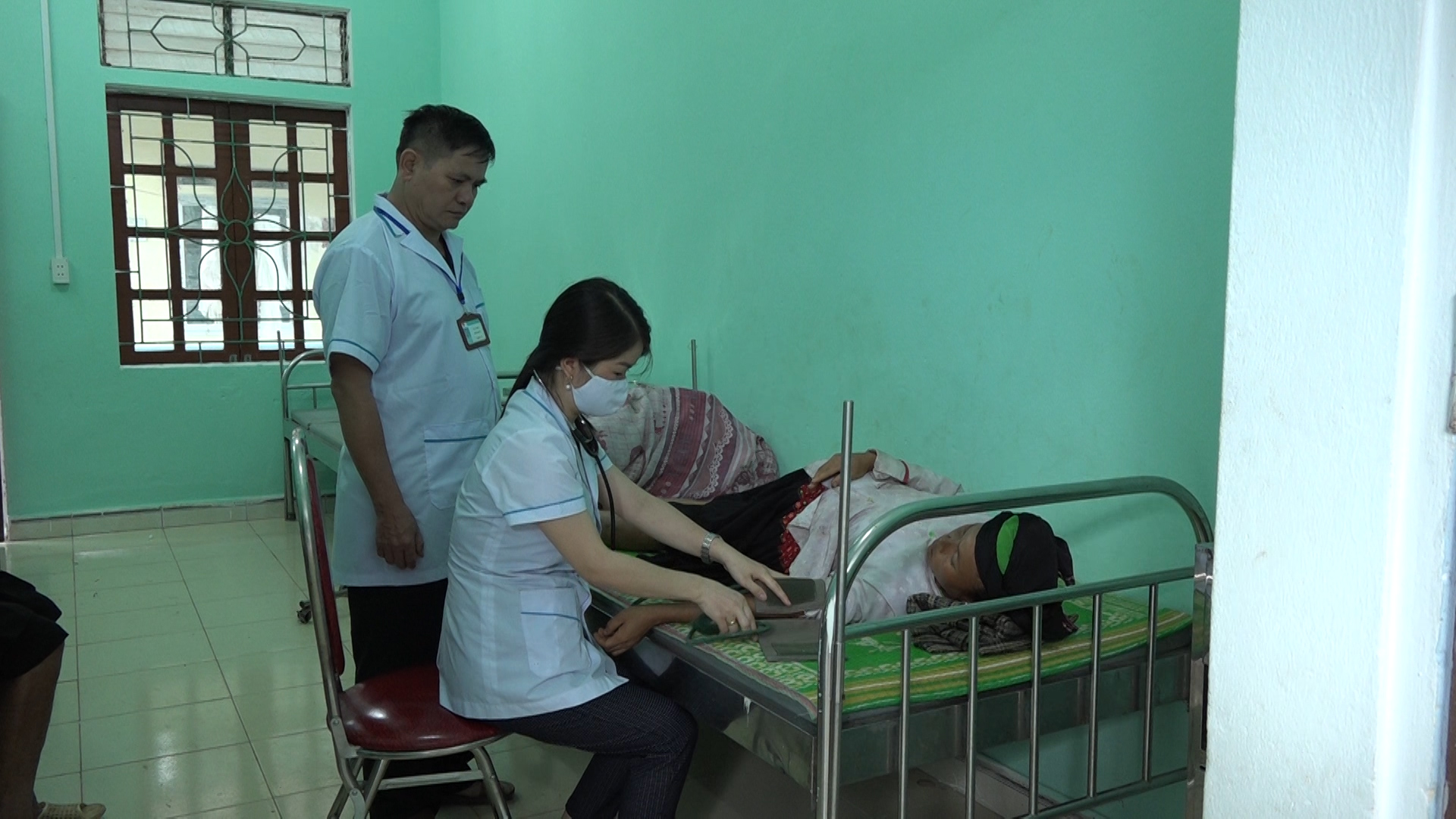 Cán bộ y tế xã Nậm Ban kiểm tra sức khỏe cho phụ nữ có thai
