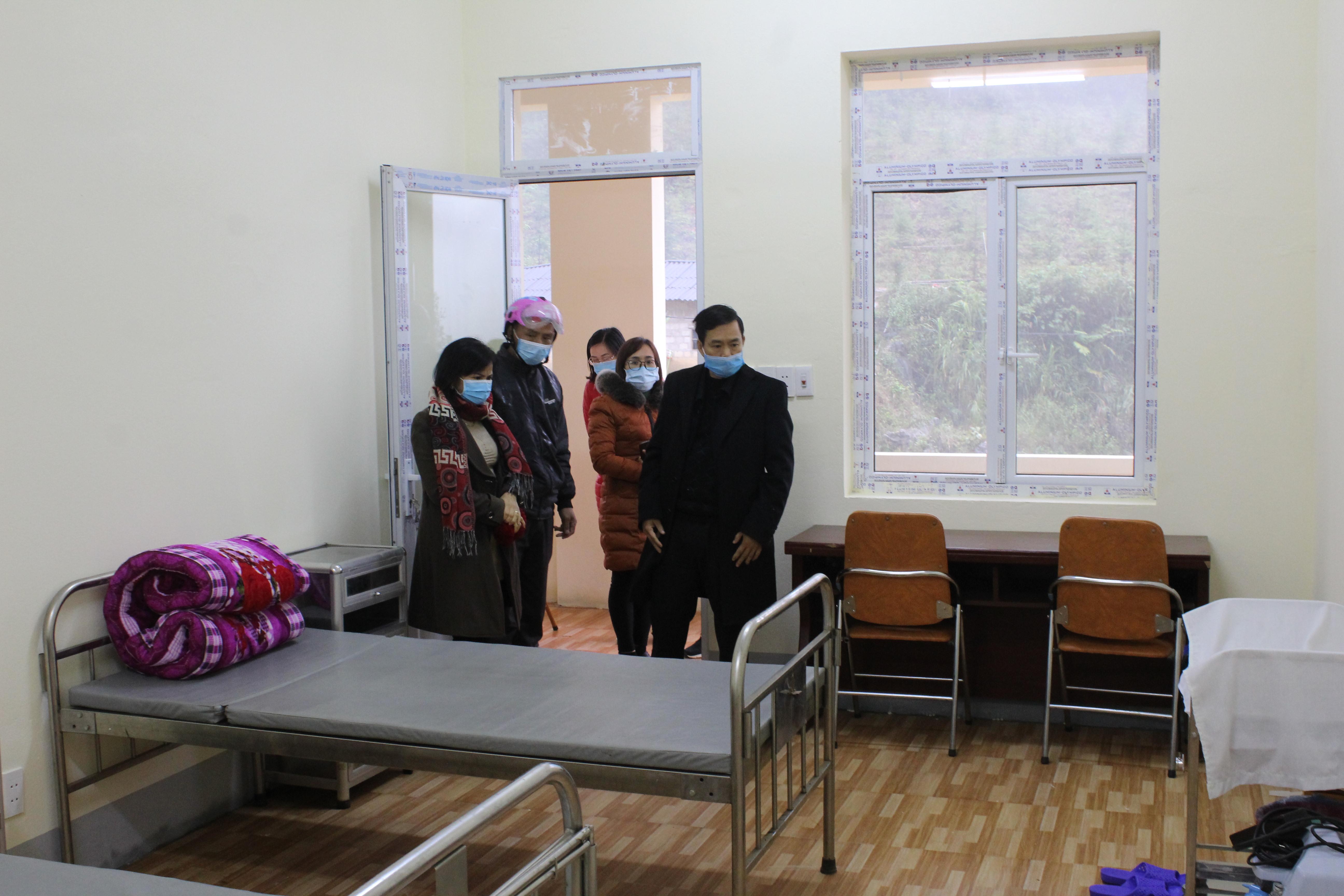 Đồng chí Nguyễn Đình Dích, Phó Giám đốc Sở Y tế kiểm tra Trạm Y tế xã Sơn Vĩ