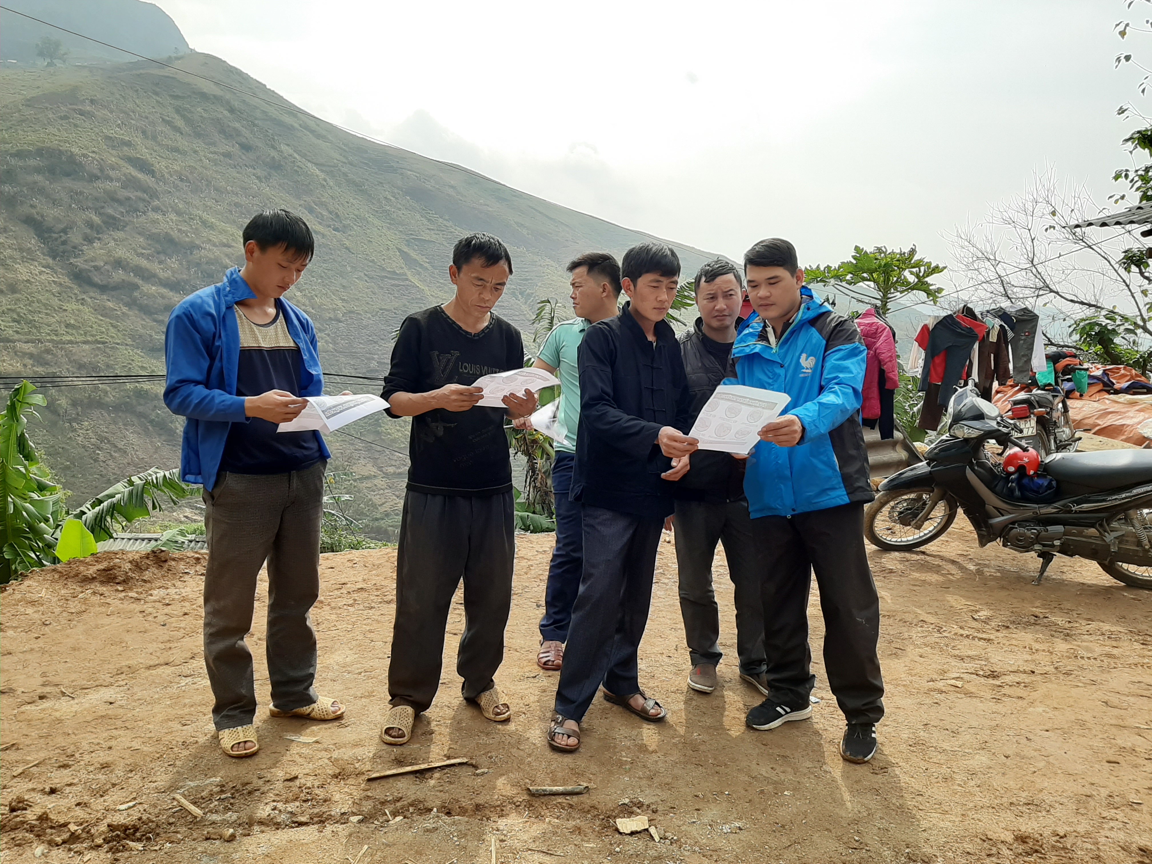 Cán bộ Trung tâm Phát hành phim và chiếu bóng tỉnh tuyền truyền cho người dân thôn Khuổi Roài (Mèo Vạc) về dịch bệnh viêm đường hô hấp cấp do Covid-19