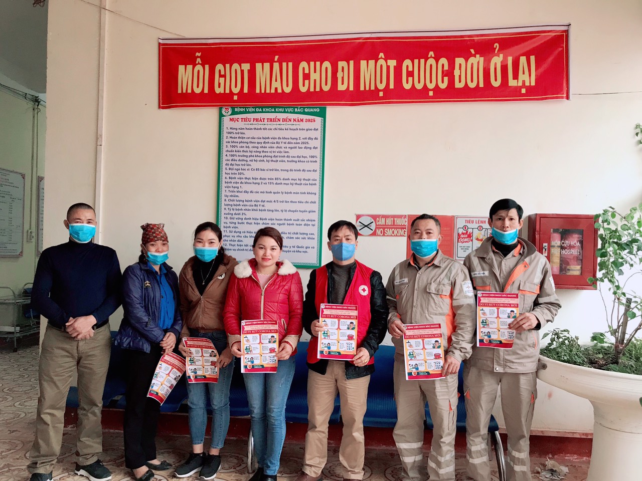 Các tình nguyện viên tham dự Ngày hội Xuân hồng hiến máu tình nguyện