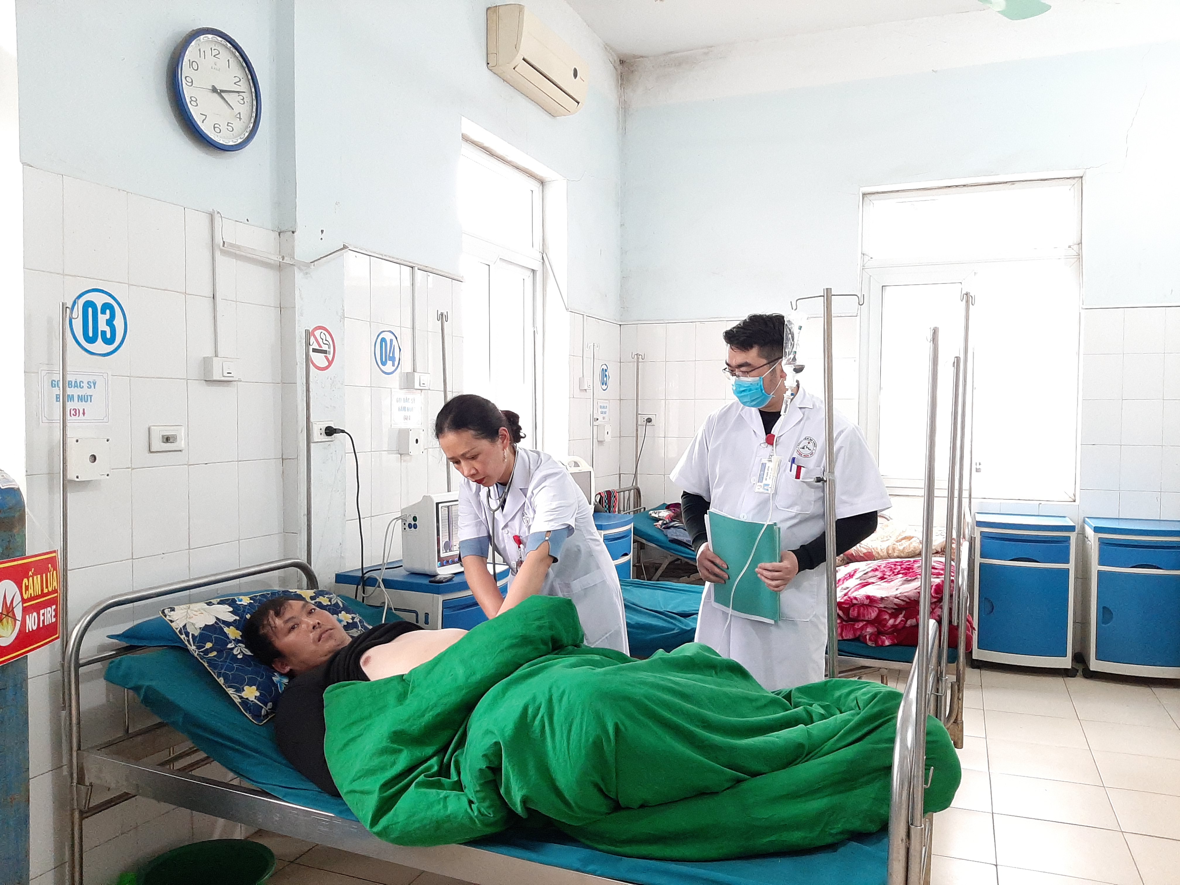 Các y, bác sĩ Bệnh viện đa khoa huyện Mèo Vạc thăm khám sức khỏe cho người bệnh