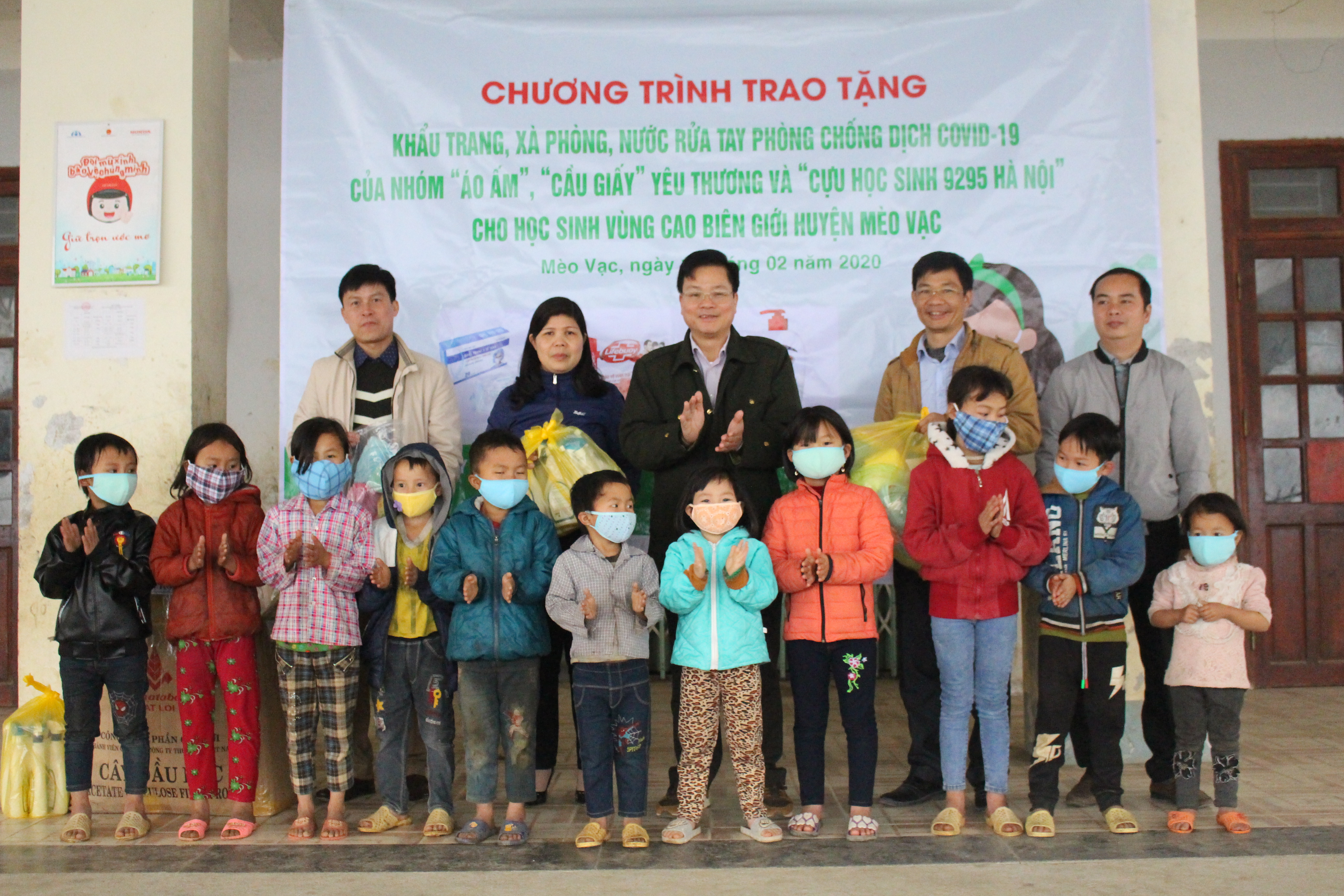 Bí thư Huyện ủy Mèo Vạc cấp phát khẩu trang, dung dịch diệt khuẩn cho các đơn vị trường học trên địa bàn