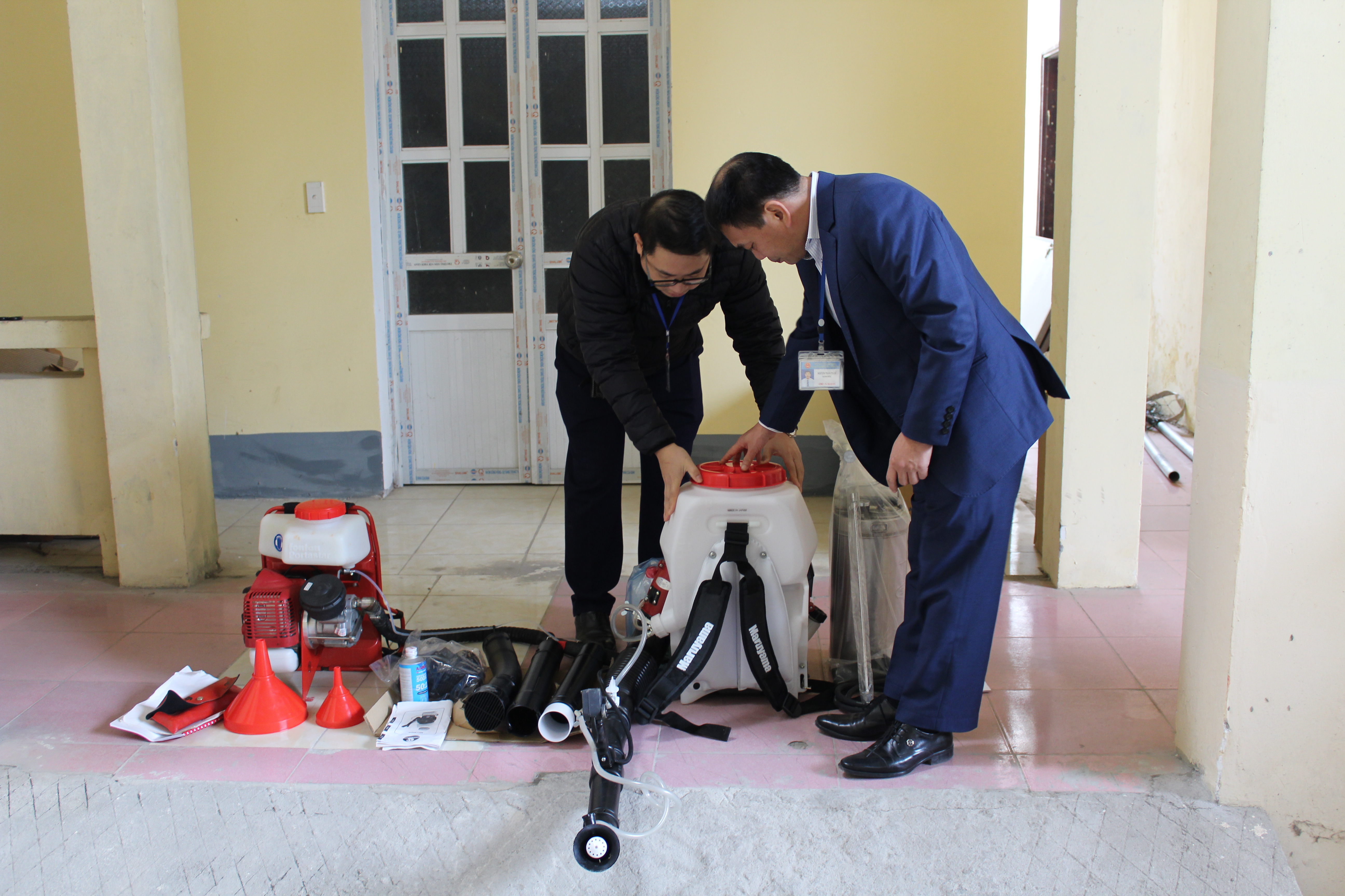 Đồng chí Nguyễn Trần Tuấn, Giám đốc Trung tâm Kiểm soát bệnh tật chỉ đạo kiểm tra thiết bị phòng chống dịch bệnh