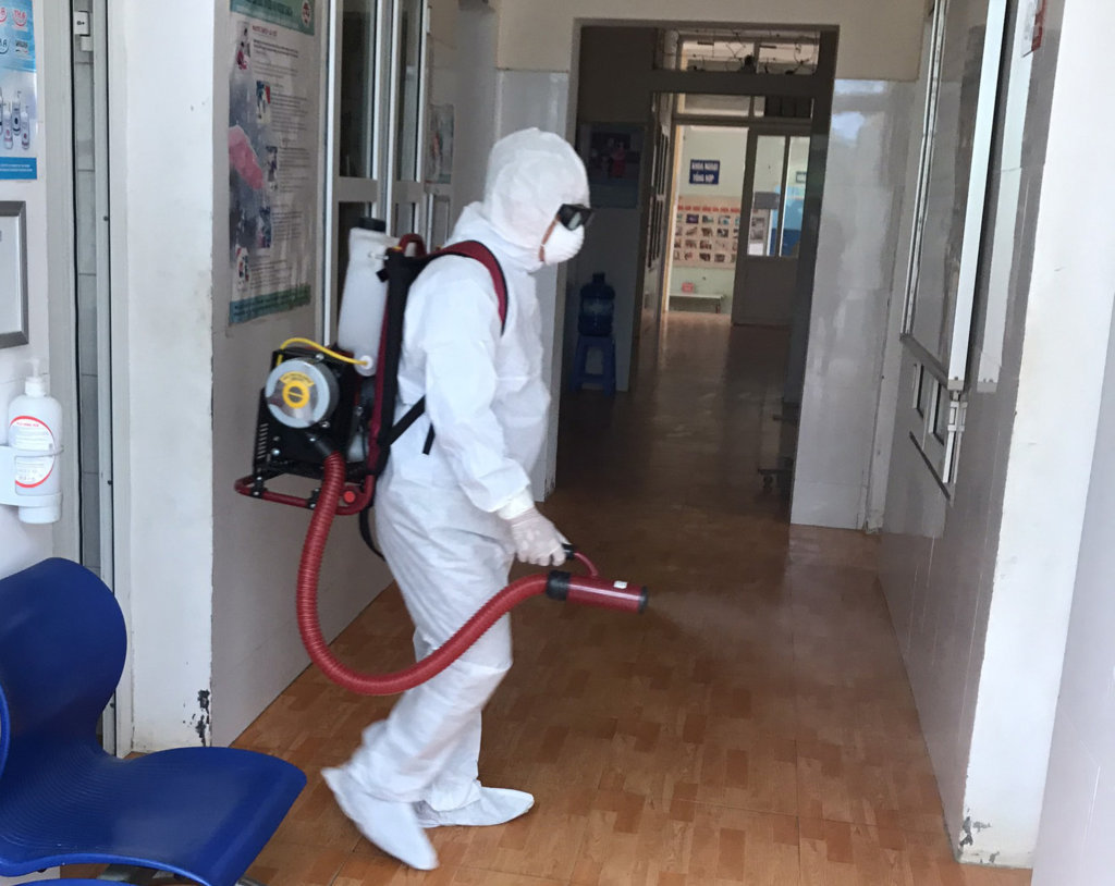 Phun hóa chất khử trùng tại Trường Tiểu học xã Nàn Ma