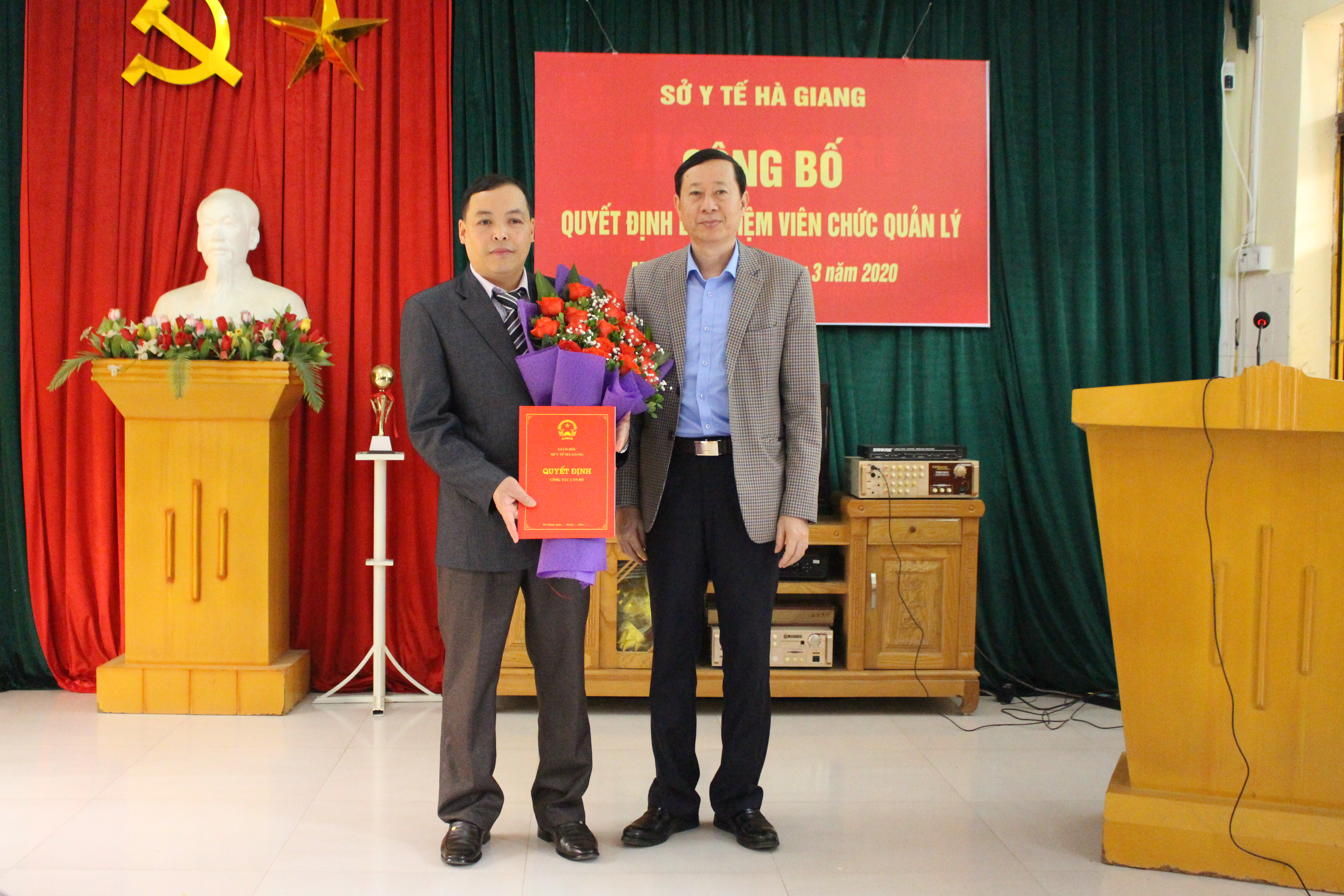 Lãnh đạo Sở Y tế Hà Giang trao quyết định bổ nhiệm Phó Giám đốc BVĐK huyện Mèo Vạc