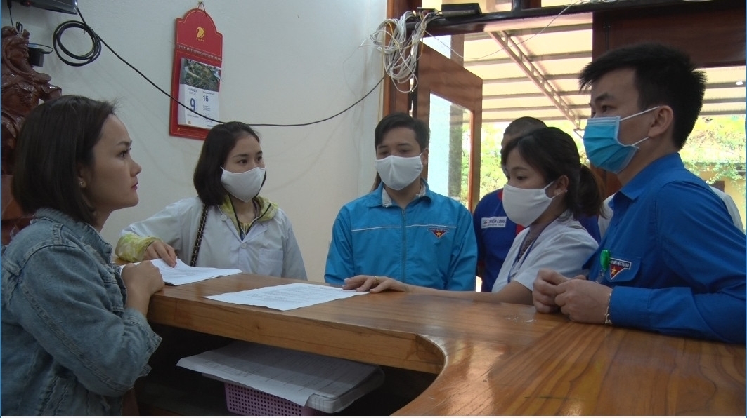 Cán bộ TTYT huyện hướng dẫn các nhà nghỉ làm thủ tục khai báo y tế khi có du khách đến nghỉ