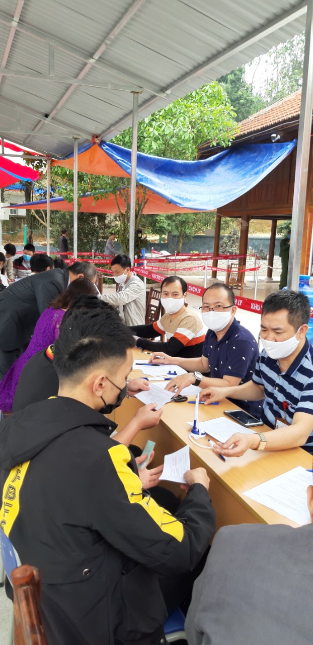 Cán bộ y tế sử dụng khẩu trang do Quỹ Thiện Tâm hỗ trợ nhằm đảm bảo an toàn cho hoạt động phòng chống dịch COVID-19