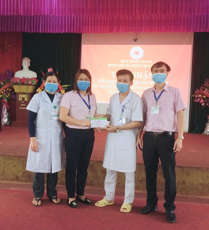 Đ/c Nguyễn Thị Hằng, Giám đốc Ngân hàng Chinh sách xã hội huyện Quang Bình tiền  hỗ trợ cho đại diện BVĐK huyện