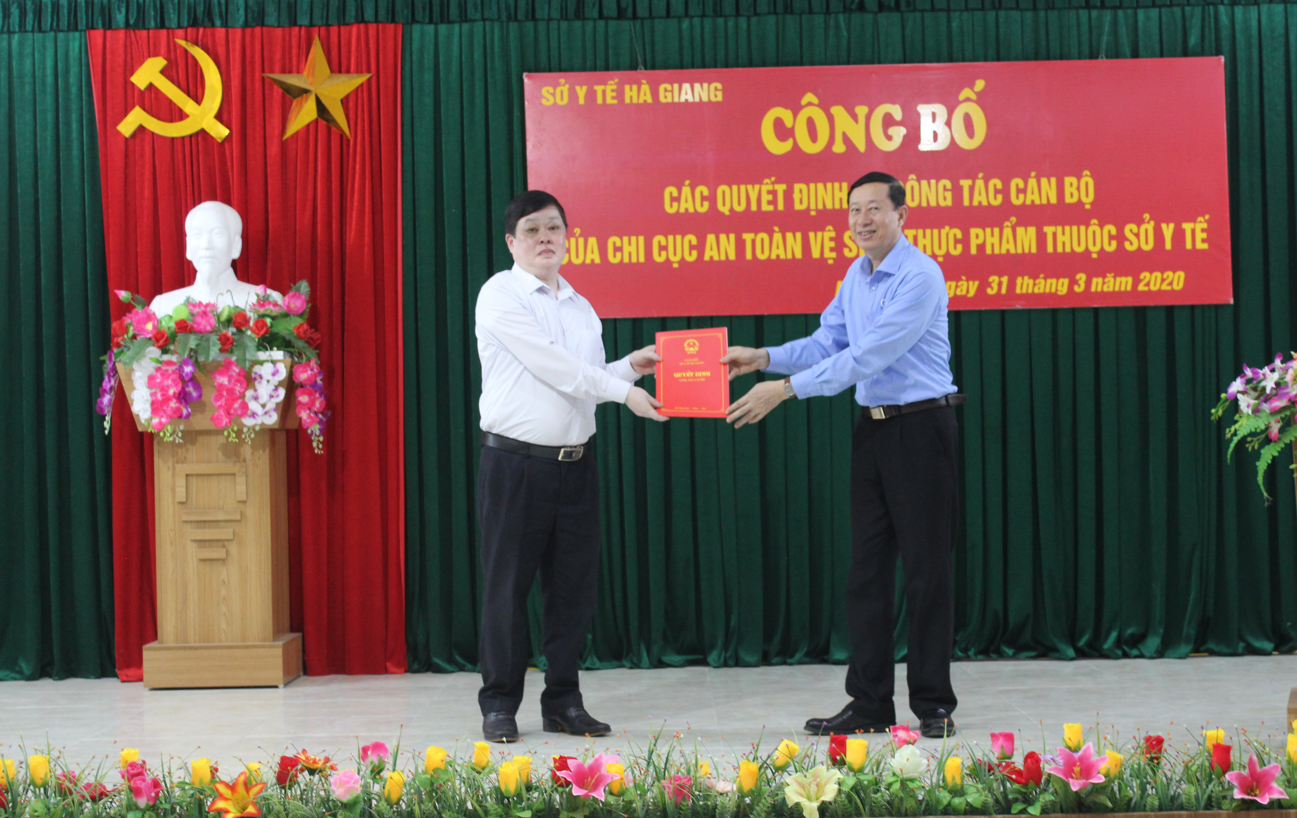 Đ/c Lương Viết Thuần, Giám đốc Sở Y tế trao Quyết định nghỉ hưởng chế độ cho đồng chí Nguyễn Như Chưởng, Chi cục trưởng Chi cục ATVSTP tỉnh