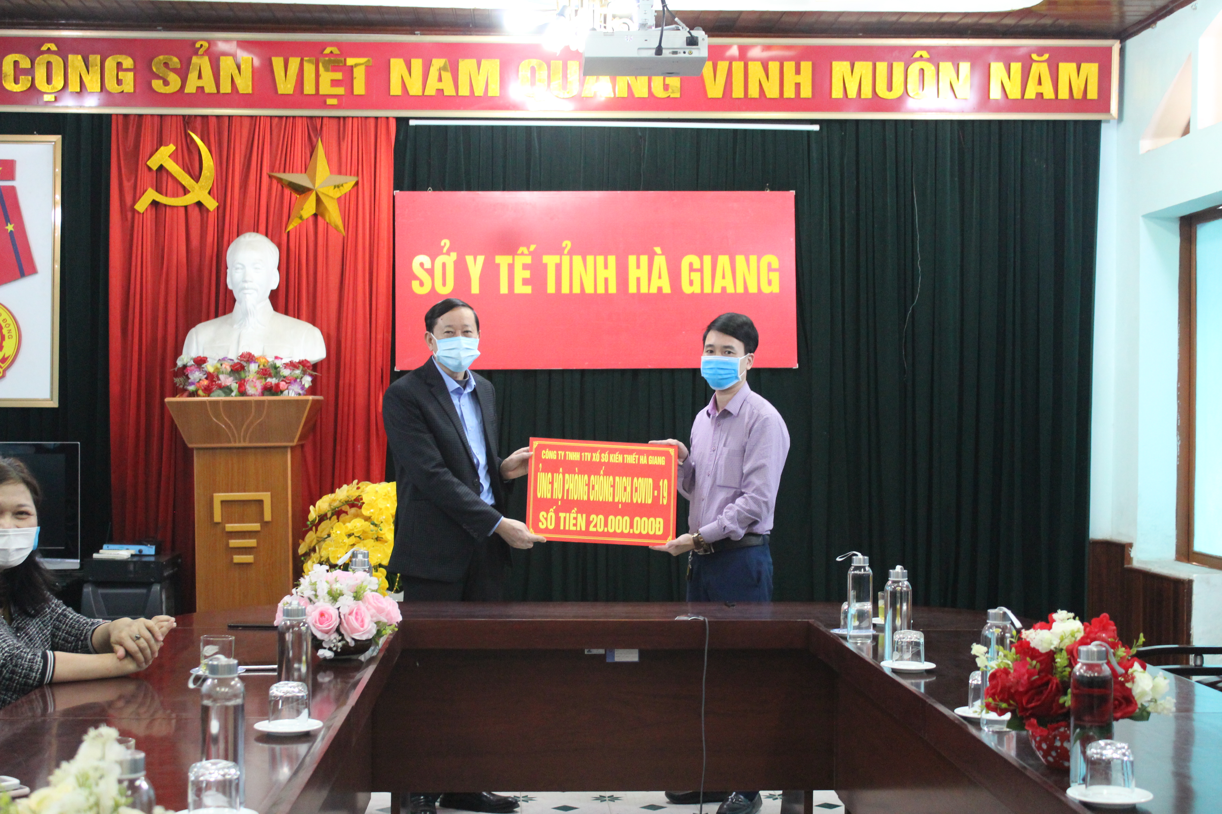 Đ/c Nguyễn Tiến Dũng - Giám đốc Công ty TNHH MTV Xổ số kiến thiết Hà Giang trao tặng tiền ủng hộ phòng chống dịch COVID-19 cho Ngành Y tế