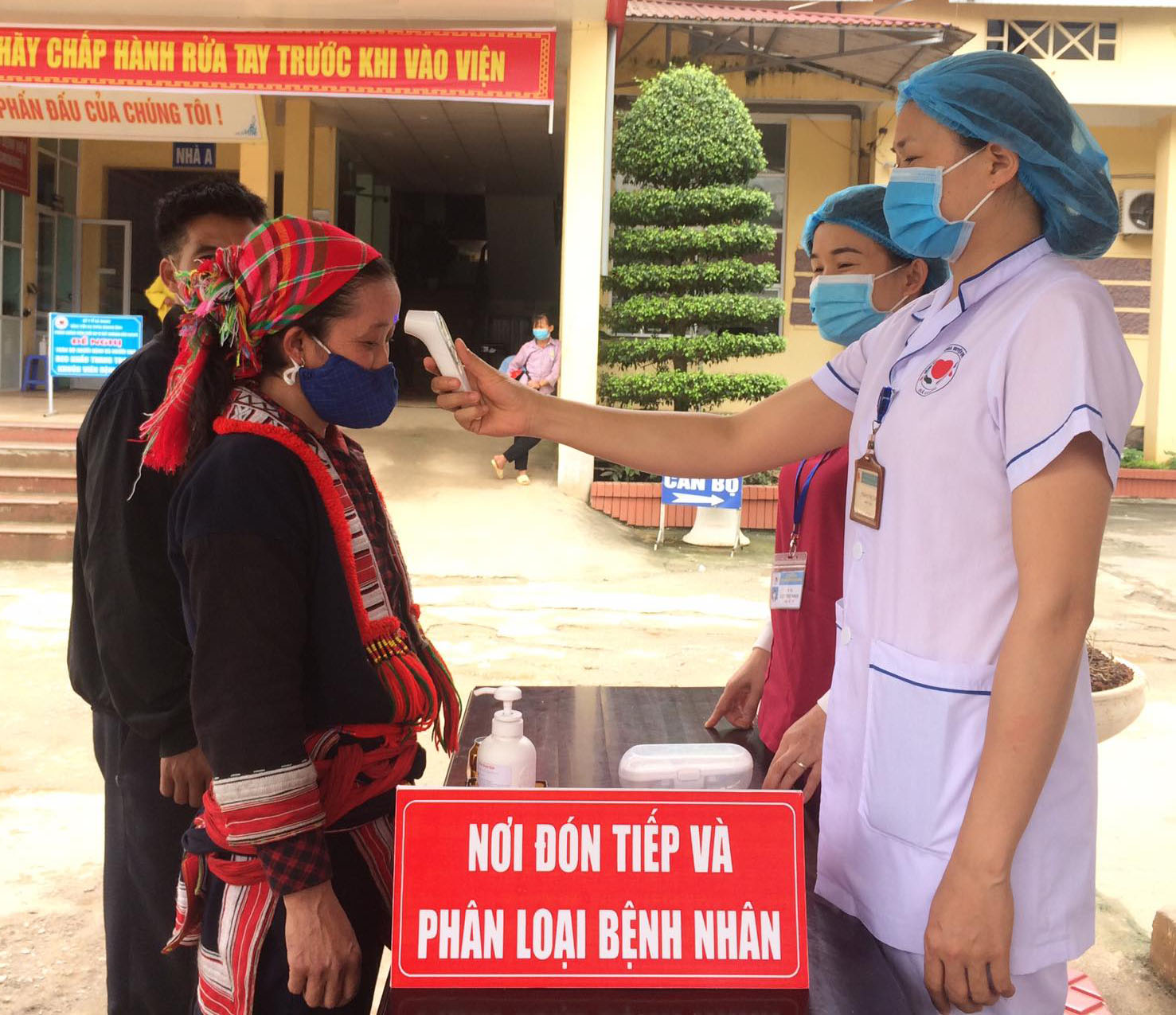 Chốt kiểm tra, phân luồng trước khi vào BVĐK huyện Quang Bình
