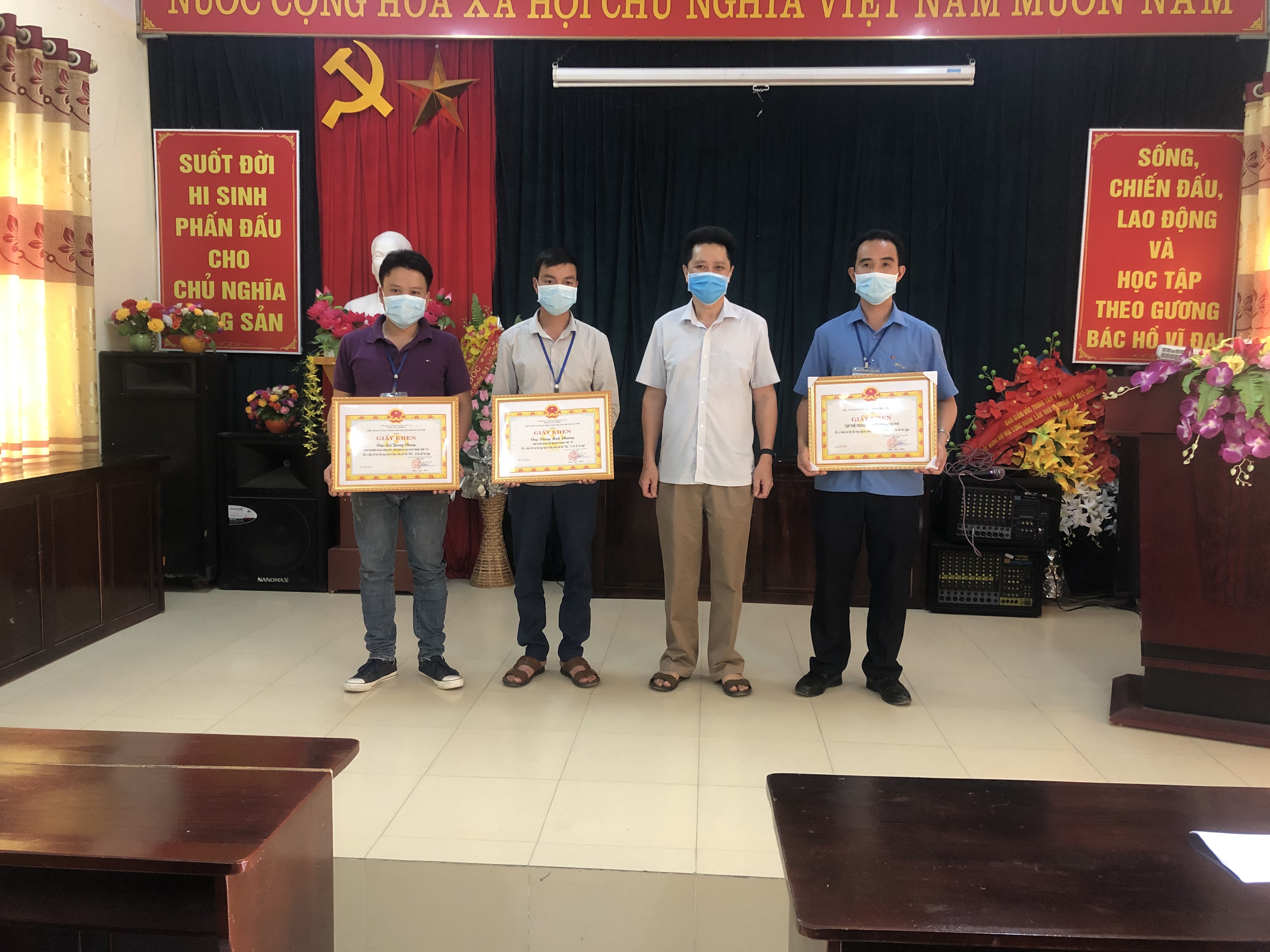 Đ/c Hoàng Đức Tân, Phó Chủ tịch UBND huyện tặng Giấy khen cho TTYT và các cá nhân có thành tích trong phòng chống dịch bệnh Covid-19
