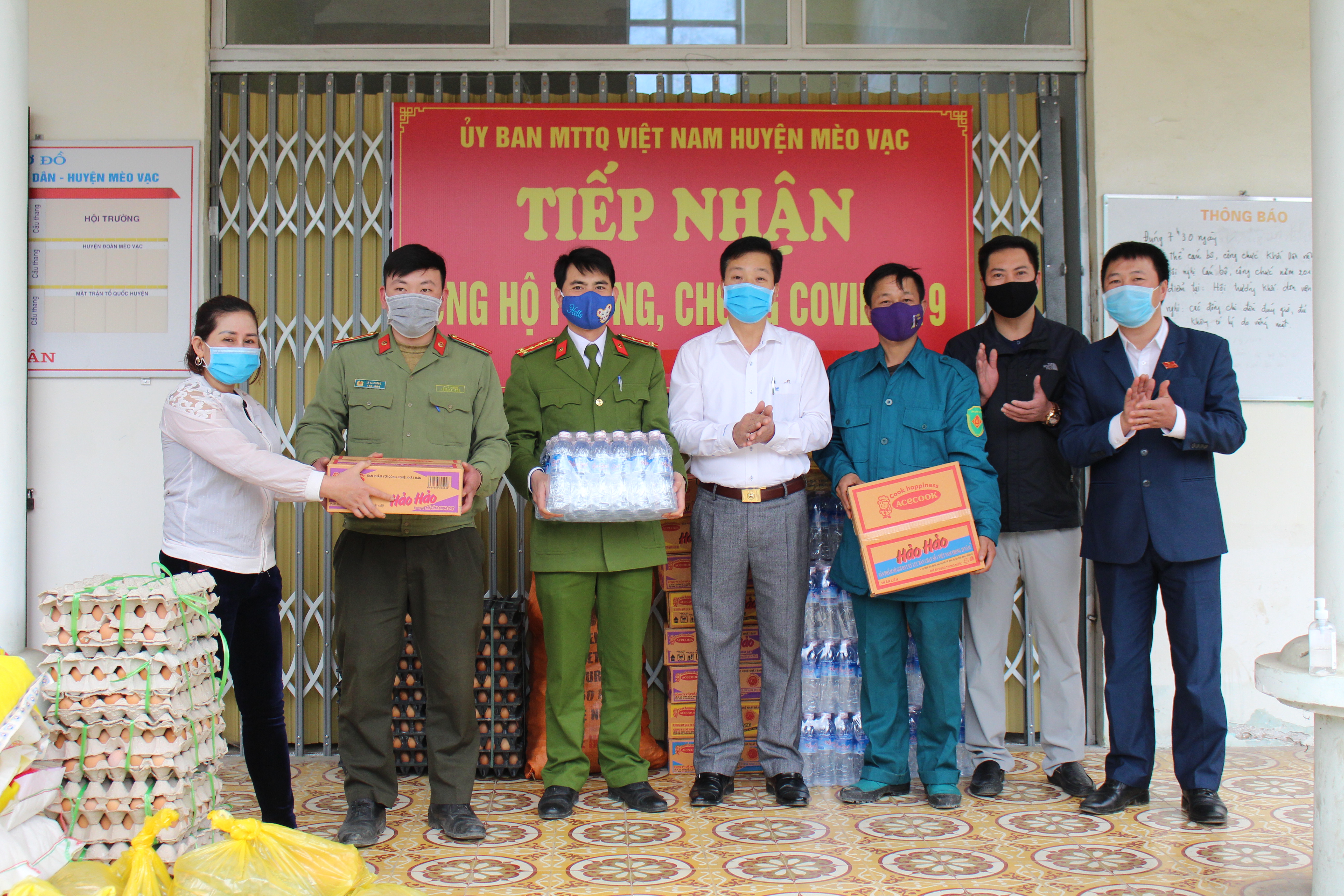 Lãnh đạo huyện, đại diện UBMTTQ huyện Mèo Vạc tiếp nhận ủng hộ của các tổ chức, cá nhân phòng, chống dịch bệnh Covid-19