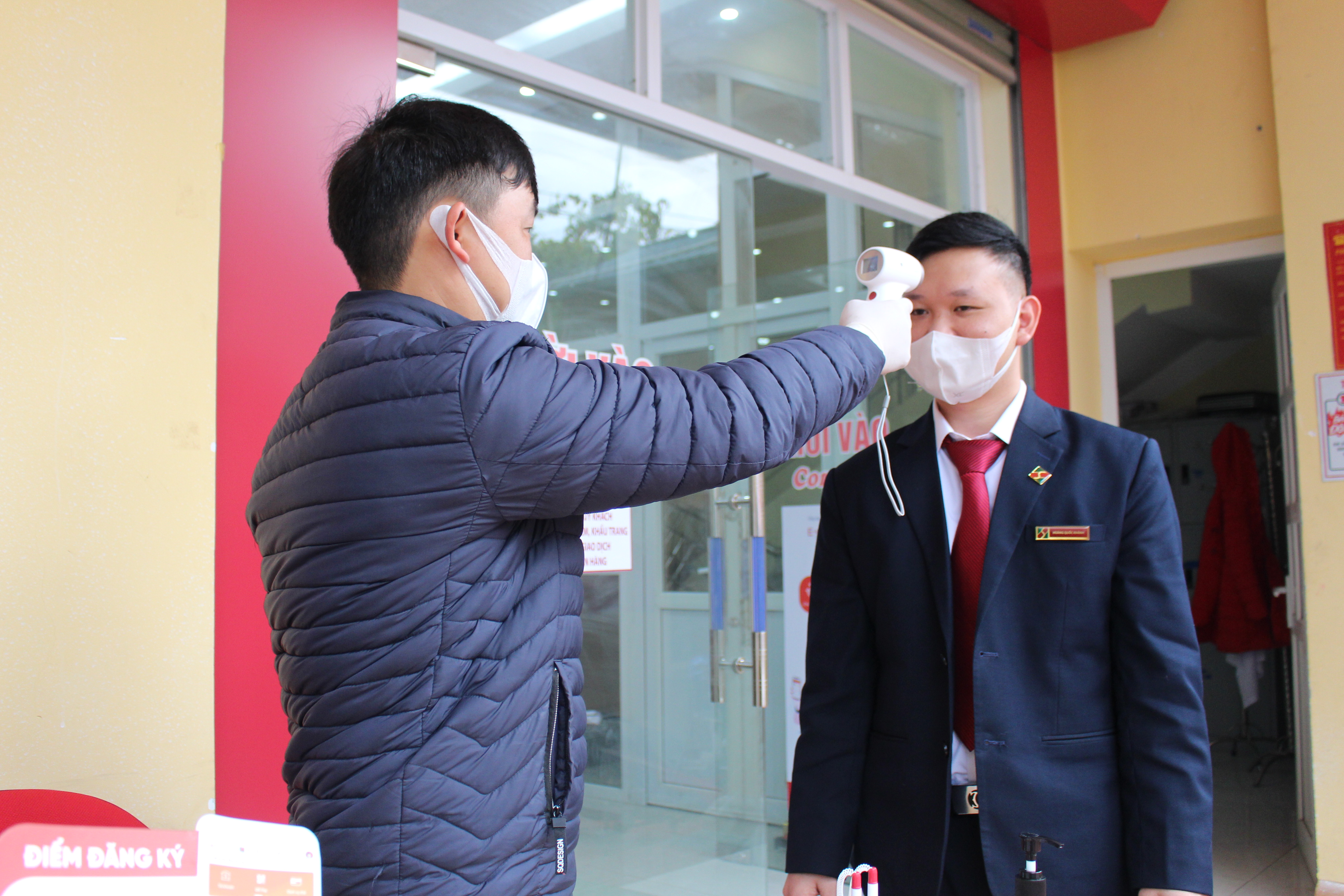 Cán bộ, nhân viên và khách hàng khi đến làm việc, giao dịch phải kiểm tra thân nhiệt để đảm bảo sức khỏe.