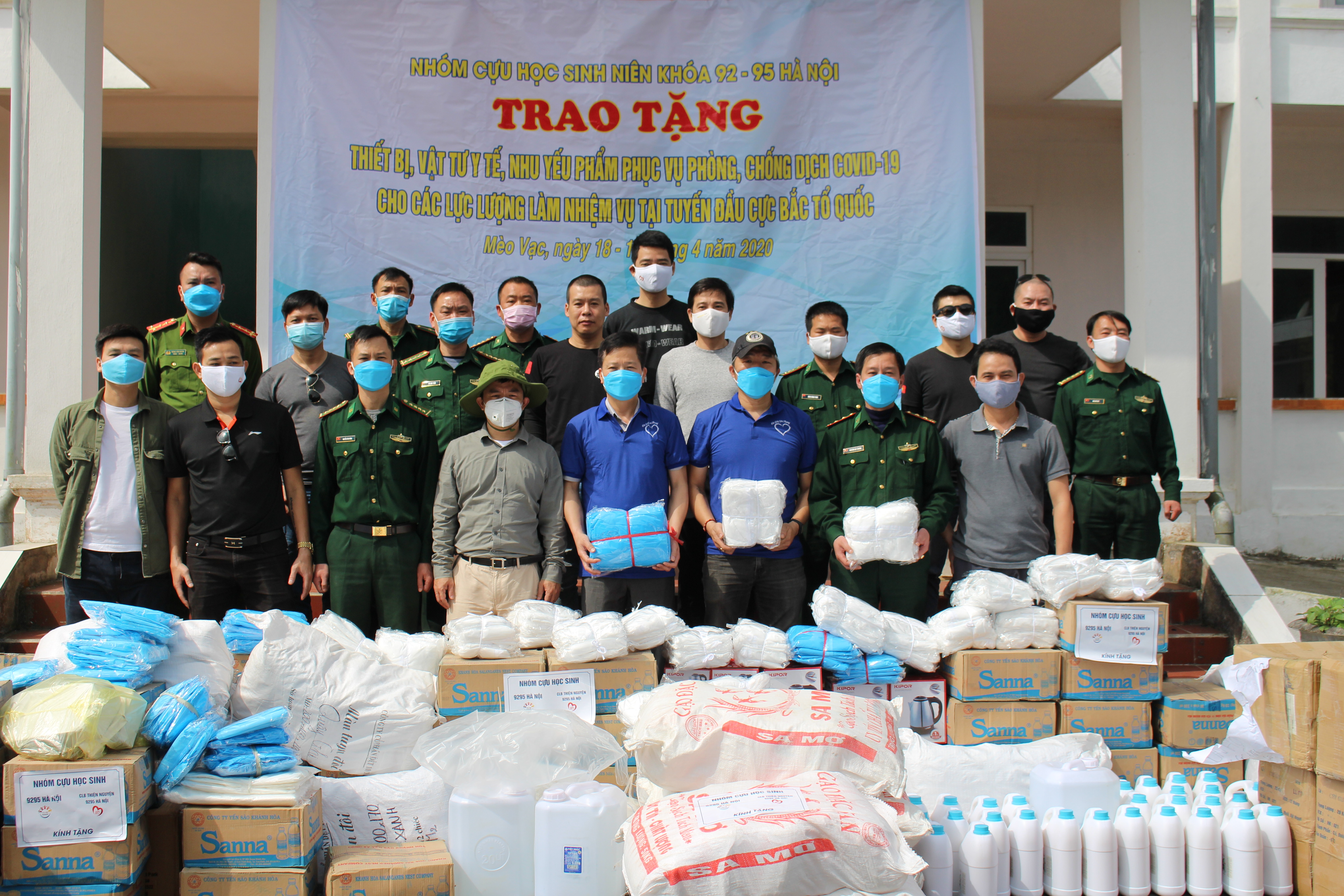 Tặng vật tư y tế, nhu yêu phẩm cho cán bộ, chiến sỹ Đồn Biên phòng Xín Cái