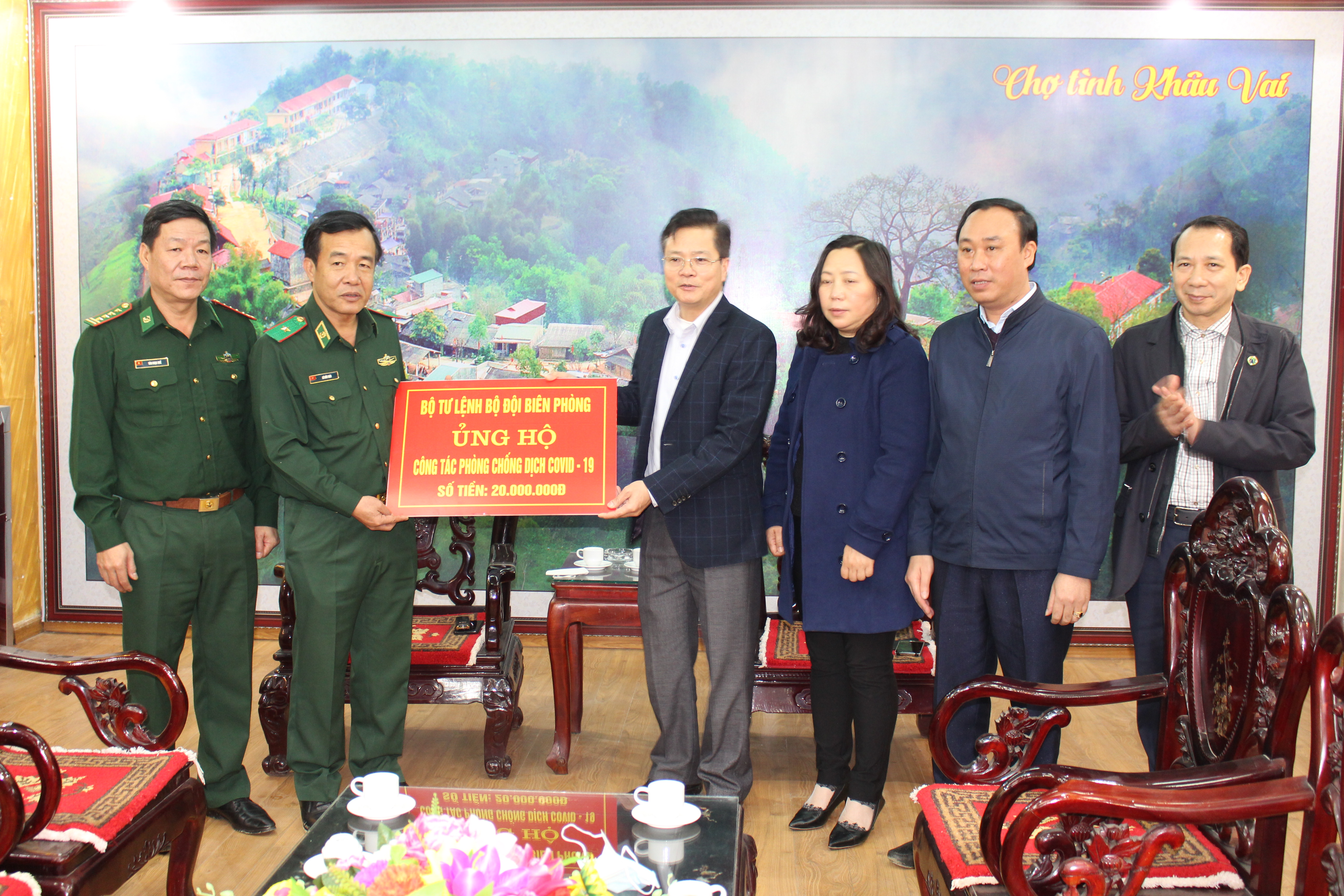 Thiếu tướng Lê Đức Thái trao tặng biểu trưng 20 triệu đồng của Bộ Tư lệnh BĐBP ủng hộ chính quyền và nhân dân huyện Mèo Vạc chống dịch Covid-19