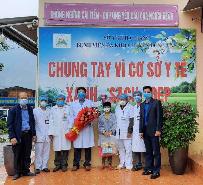 Lãnh đạo UBND huyện tặng hoa chúc mừng các Y, bác sĩ Tổ điều trị của bệnh viện và bệnh nhân được ra viện