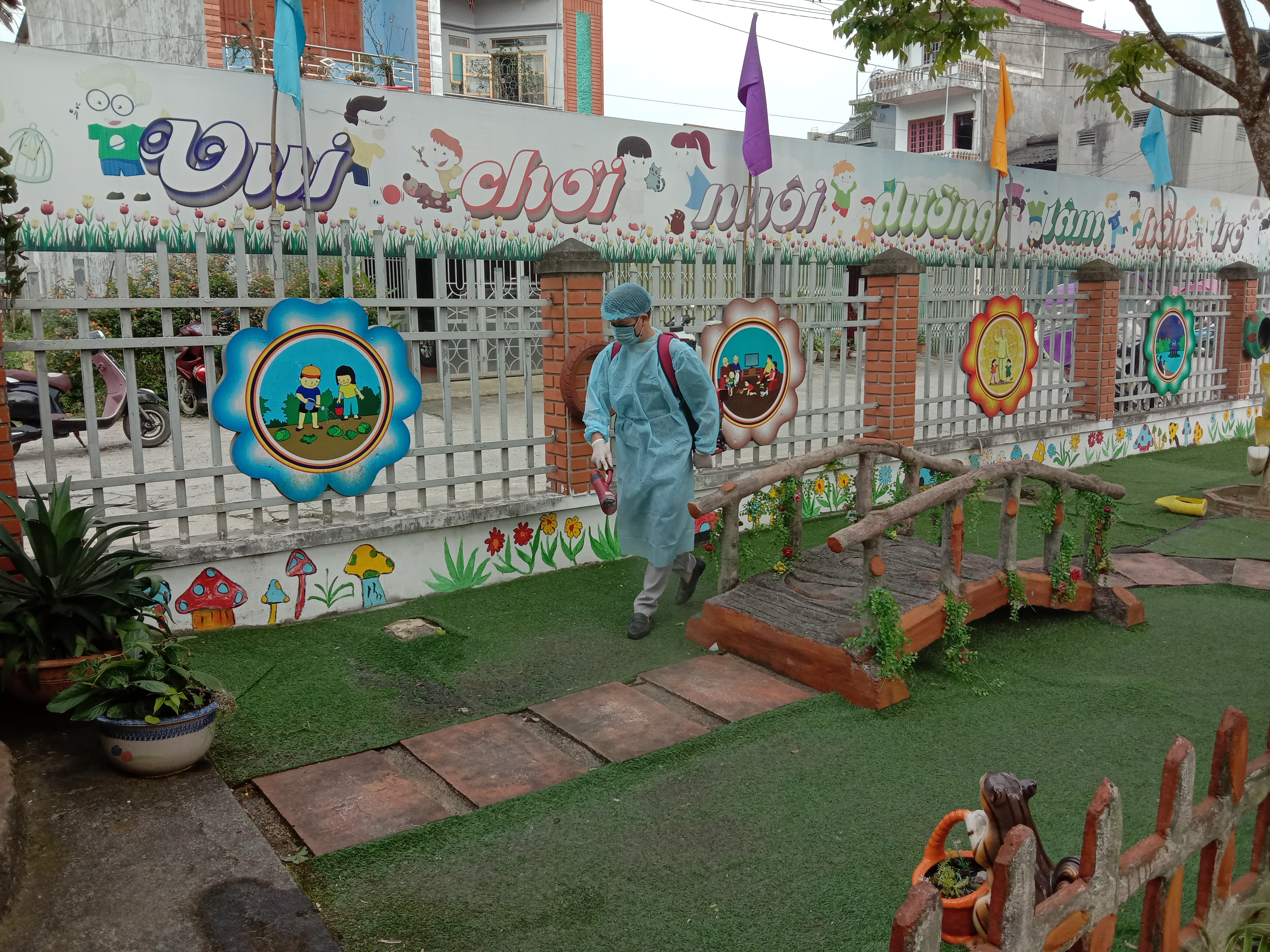 Phun hóa chất khử trùng khu vui chơi tại trường Mầm non Tam Sơn (Quản Bạ)