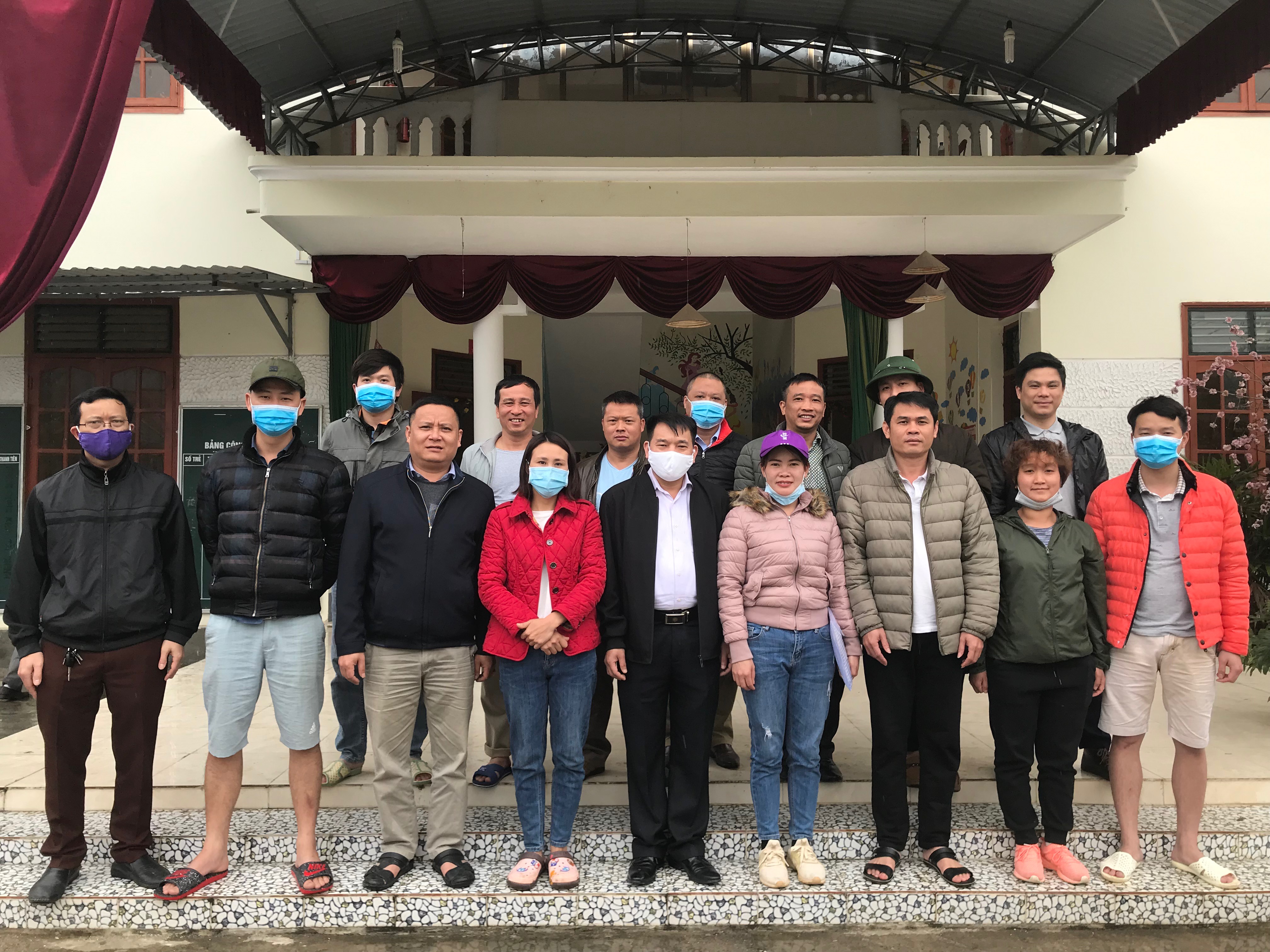 Đồng chí Nguyễn Trần Tuấn, Giám đốc CDC chụp ảnh lưu niệm cùng Đội đáp ứng nhanh trực tiếp chống dịch tại thôn Pín Tủng, xã Phố Là