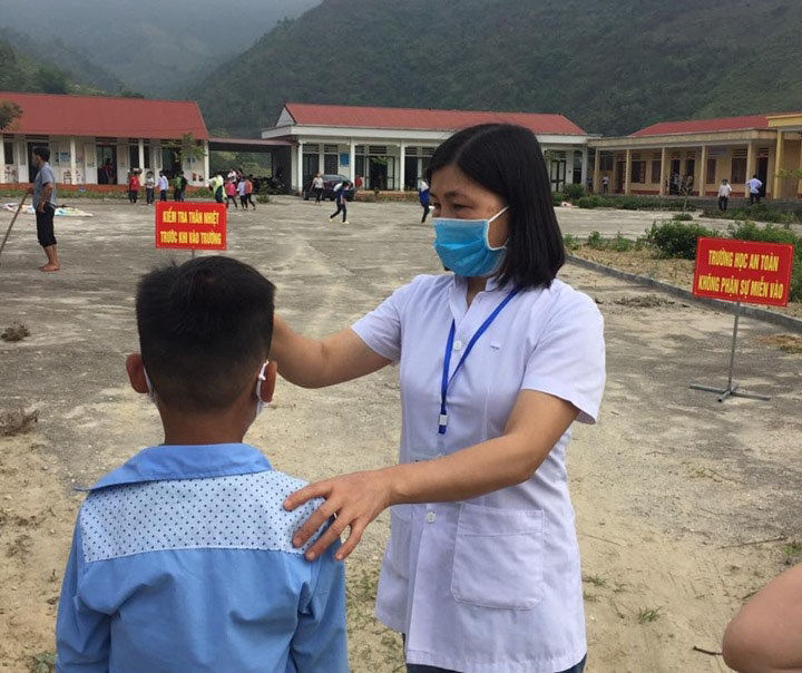 Kiểm tra nhiệt độ cho học sinh trước khi vào lớp
