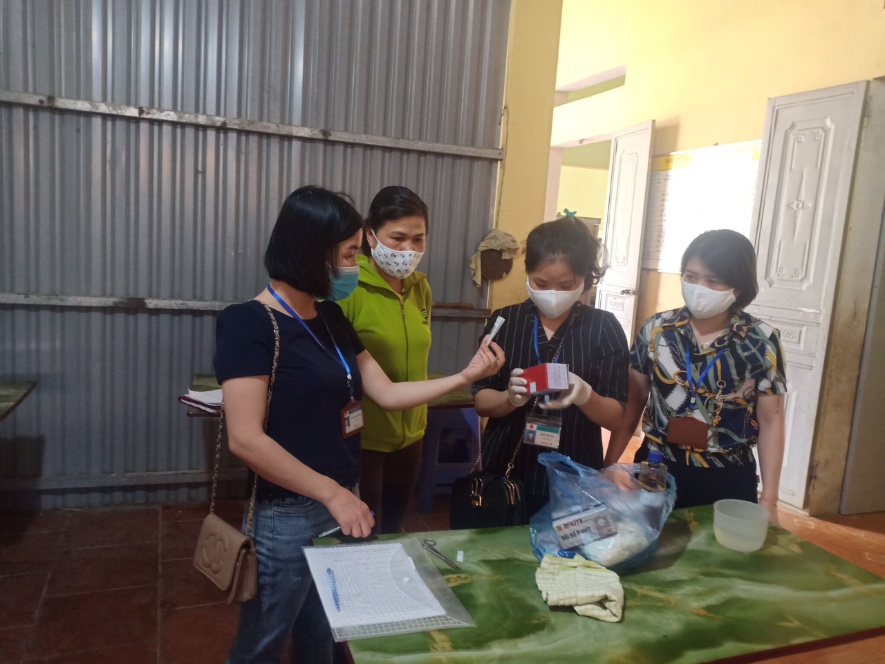 Tiến hành tets nhanh dụng cụ phục vụ nấu ăn cho trẻ tại Trường Mầm non xã Pả Vi