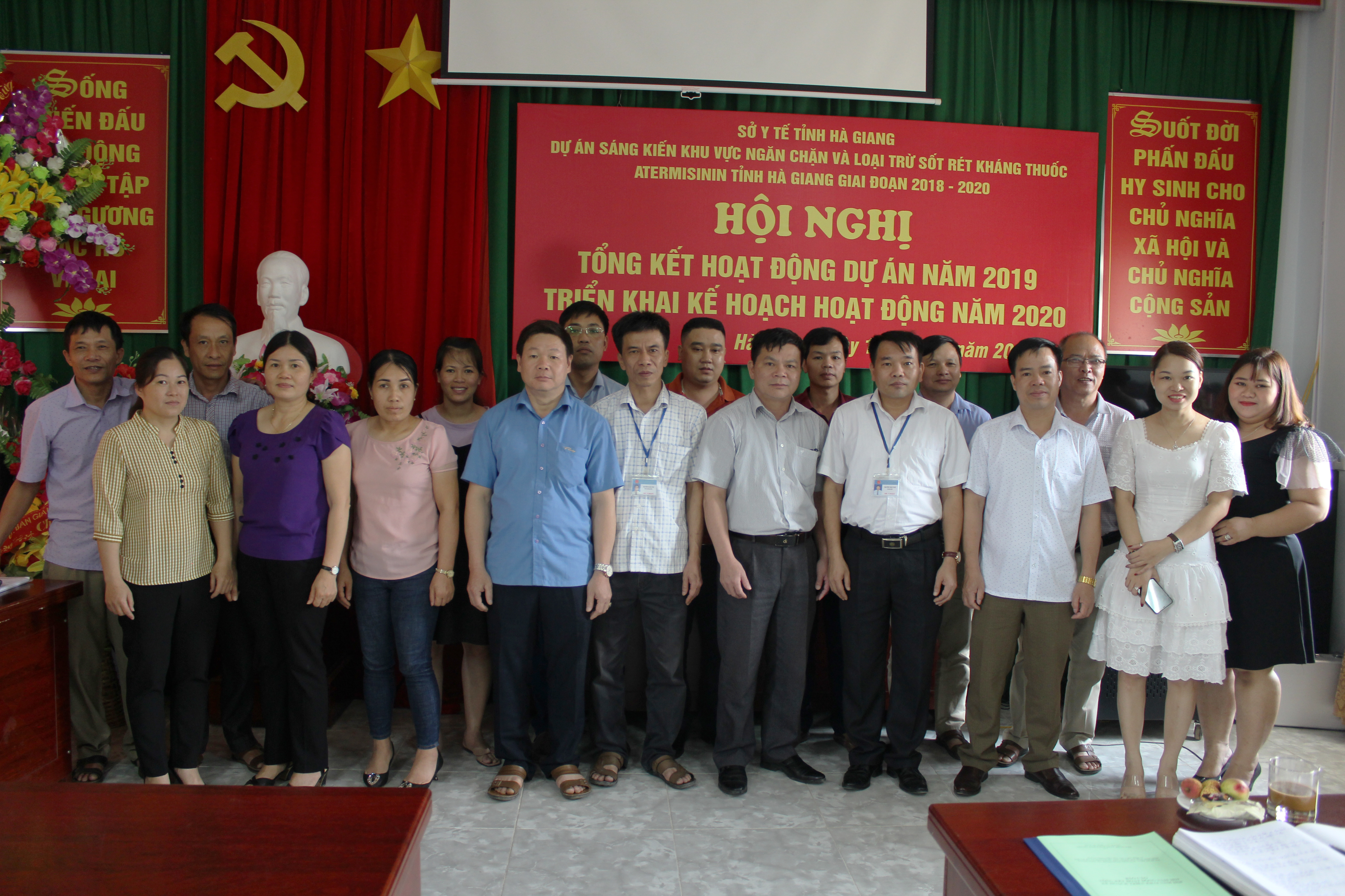Các đại biểu chụp ảnh lưu niệm tại Hội nghị