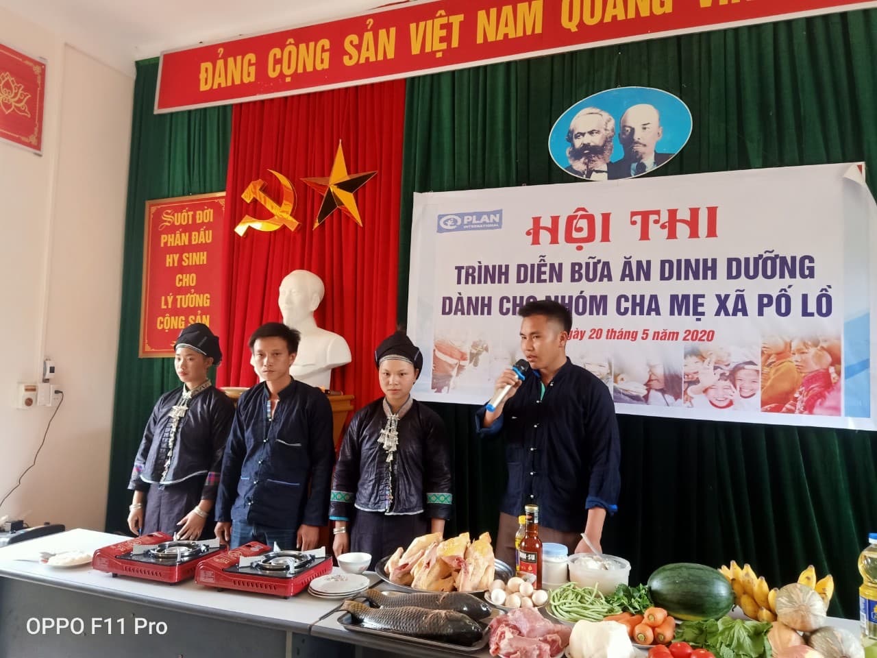 Các “Ông bố, bà mẹ” trình bày cách nấu bữa ăn đầu đủ chất dinh dưỡng cho trẻ.
