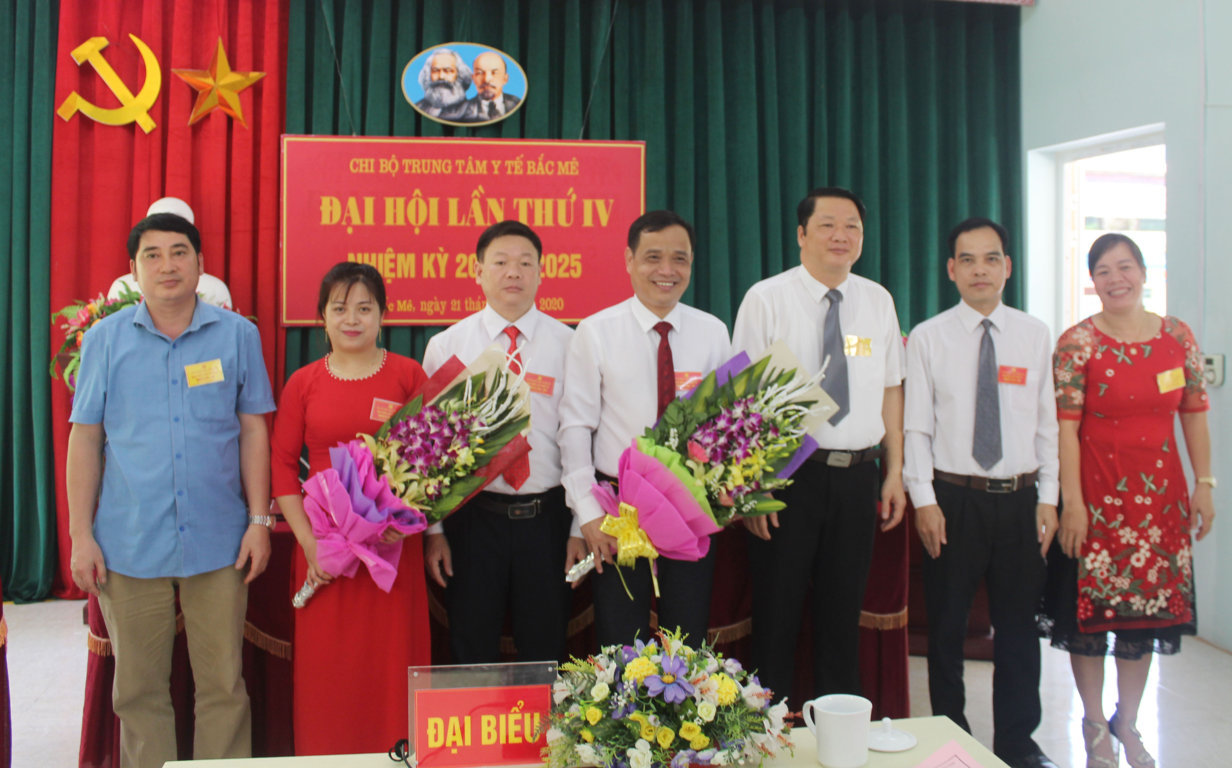 Đại biểu dự đại hội chụp ảnh lưu niệm cùng Ban Chi ủy TTYT nhiệm kỳ 2020 - 2025