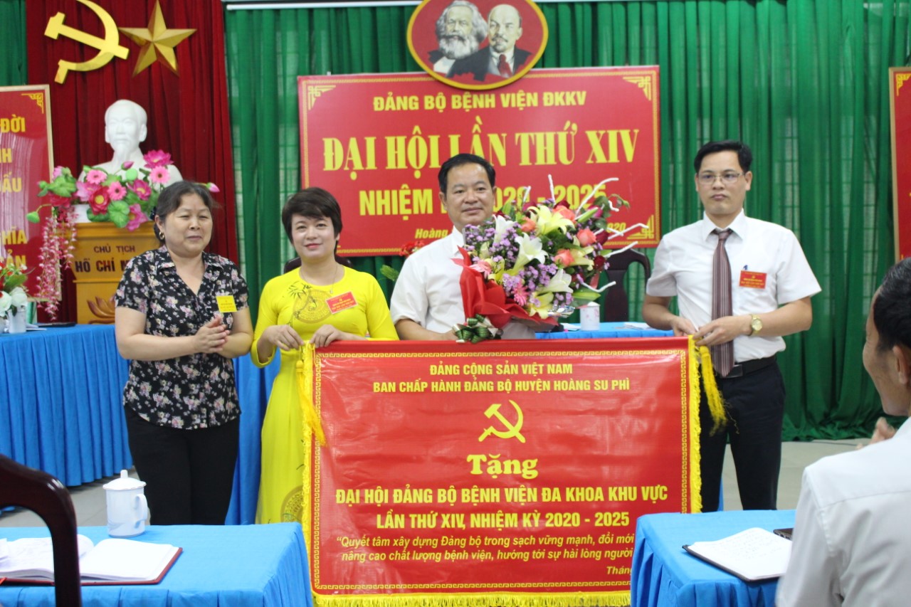 Đ/c Lù Thị Ngân - Ủy viên BTV Huyện ủy chụp ảnh lưu niệm cùng BCH Đảng bộ bệnh viện ĐKKV Hoàng Su Phì nhiệm kỳ 2020 - 2025
