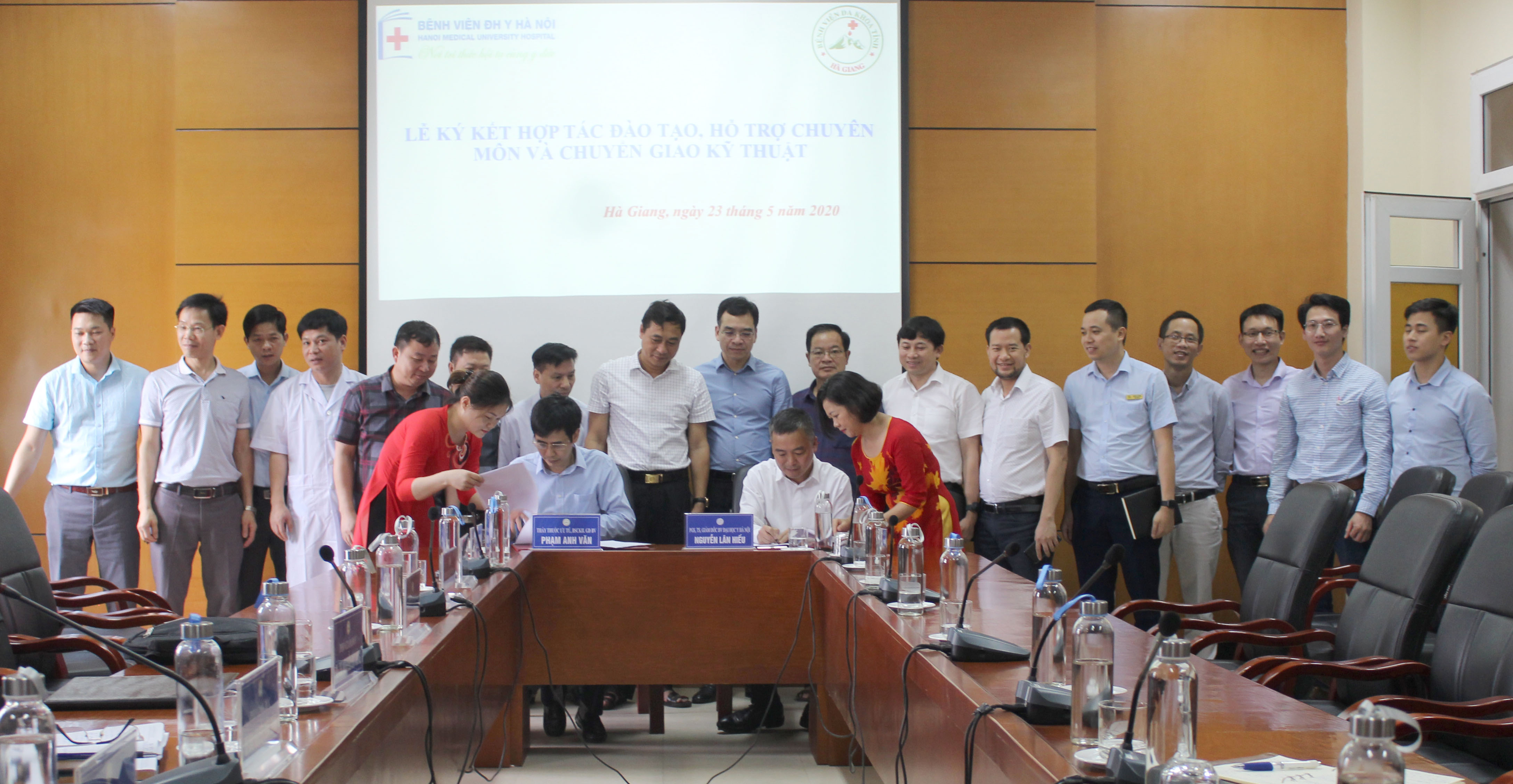 Lãnh đạo BV Đại học Y Hà Nội, BVĐK tỉnh ký kết hợp tác về đào tạo, hỗ trợ chuyên môn, chuyển giao kỹ thuật các chuyên ngành tim mạch, ung thư, chẩn đoán hình ảnh