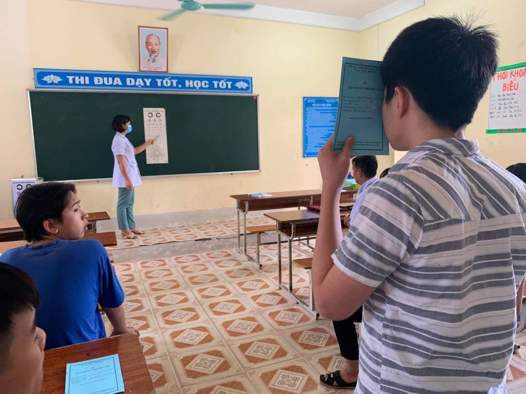 Cán bộ Y tế kiểm tra mắt cho các em học sinh
