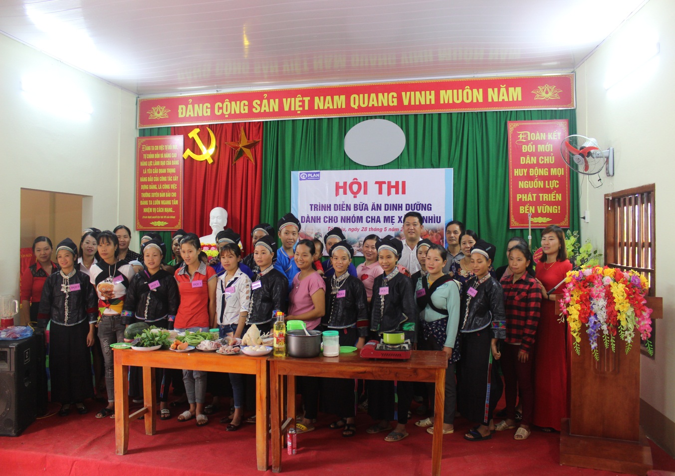 Ban Giám khảo và các thi sinh trong Hội thi