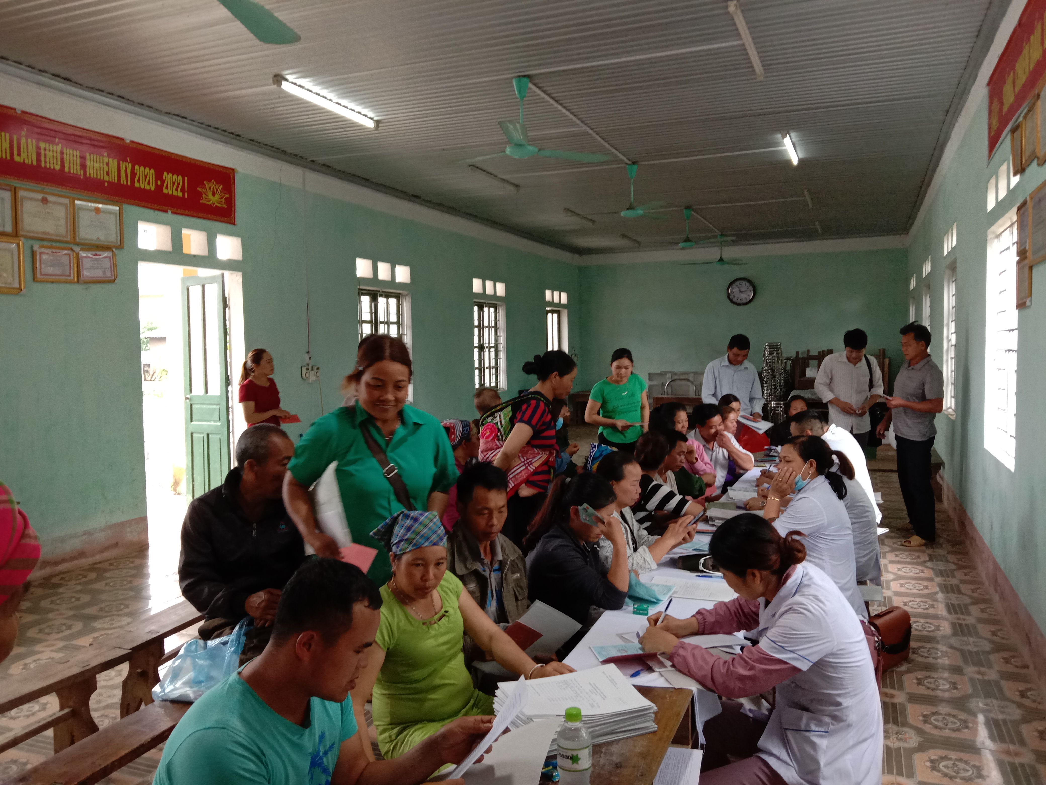 Người dân thôn Đông Tinh xã Quyết Tiến đến khám và cung cấp thông tin về sức khỏe