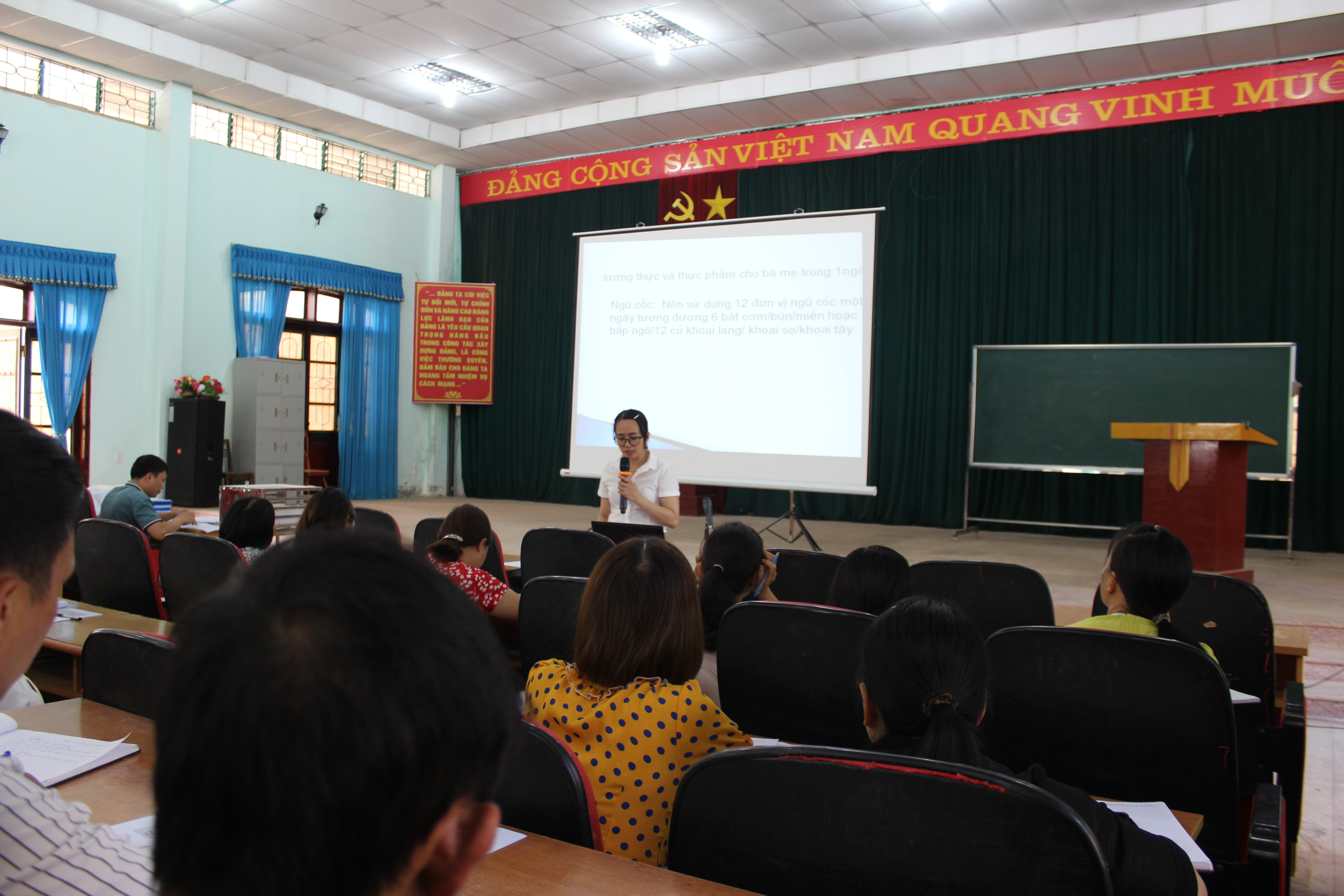 Báo cáo viên Sở Y tế hướng dẫn tại buổi tập huấn