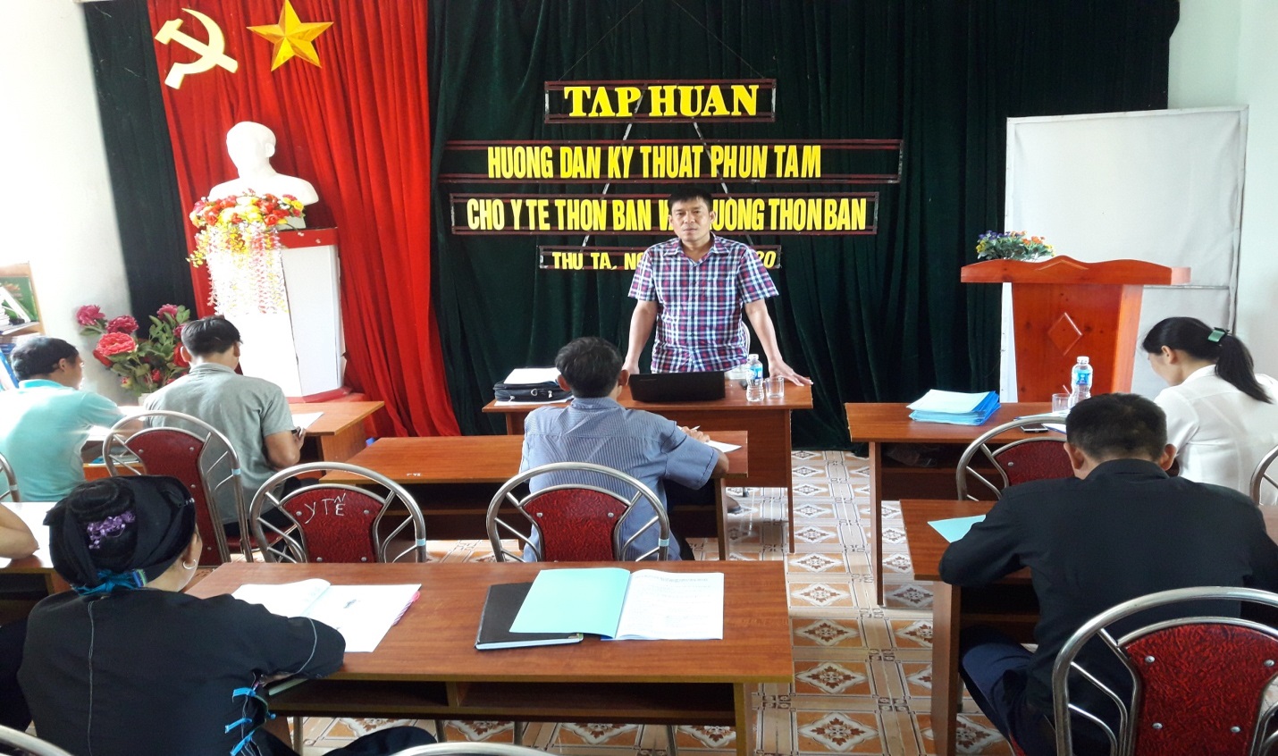 Giảng viên Trung tâm Kiểm soát bệnh tật tỉnh tập huấn hướng dẫn cách phun tẩm hóa chất phòng chống bệnh sốt rét