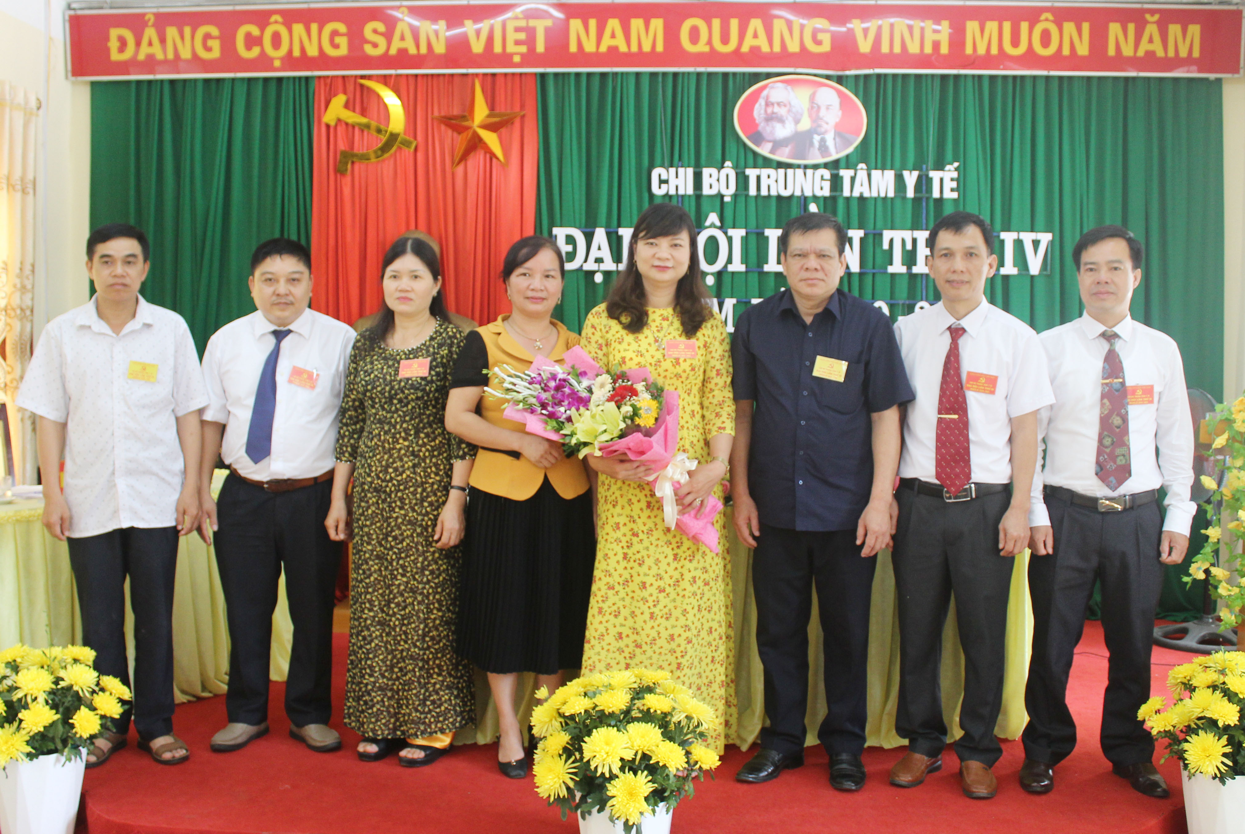 Đại biểu dự Đại hội chụp ảnh cùng Chi ủy Chi bộ khóa IV, nhiệm kỳ 2020-2025