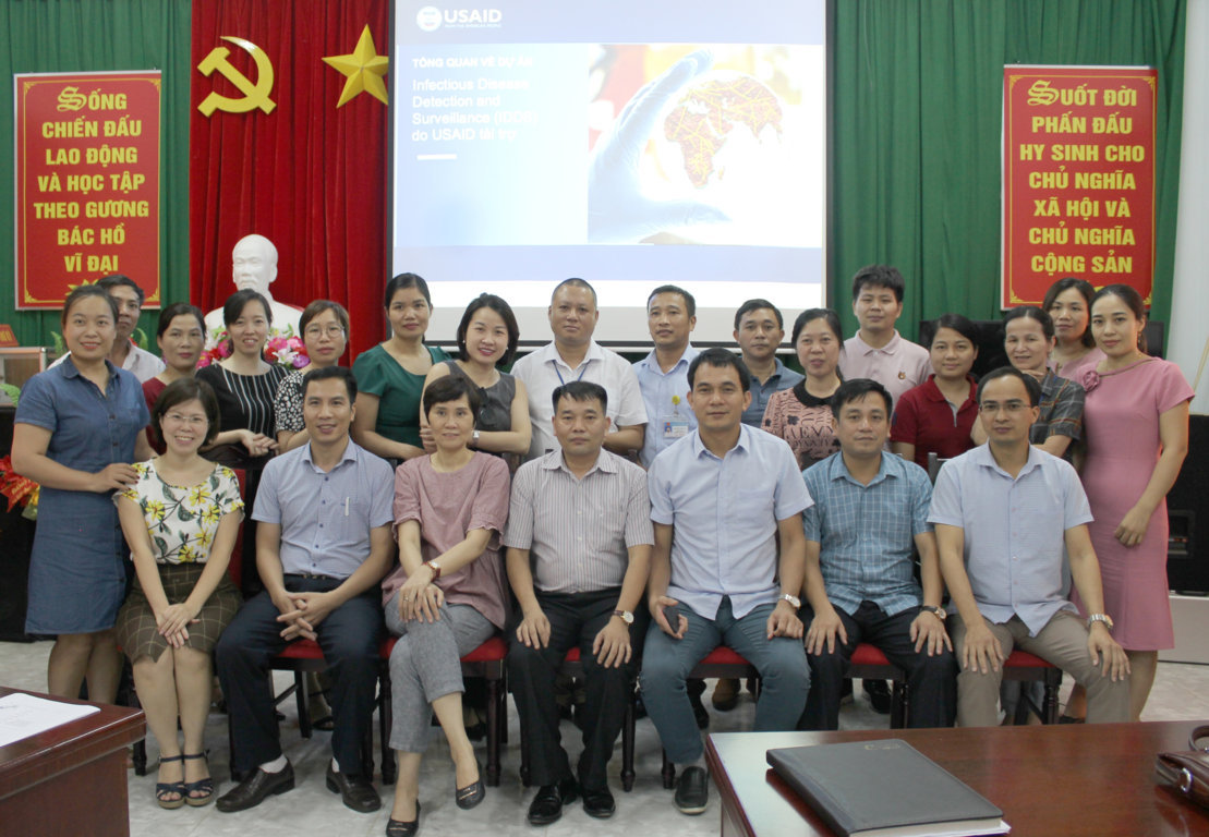 Đoàn công tác của Dự án IDDS chụp ảnh lưu niệm tại buổi làm việc