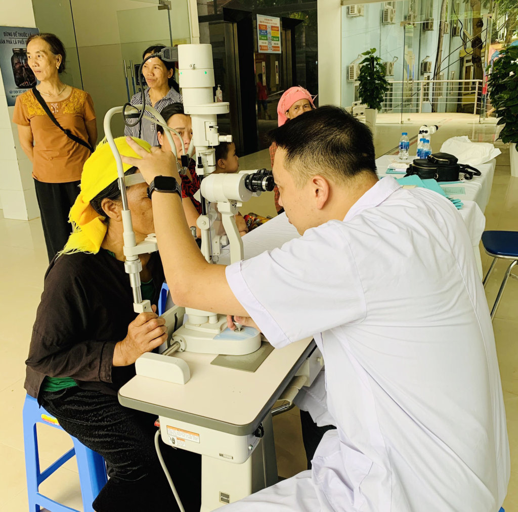 Bác sĩ khám mắt cho người dân